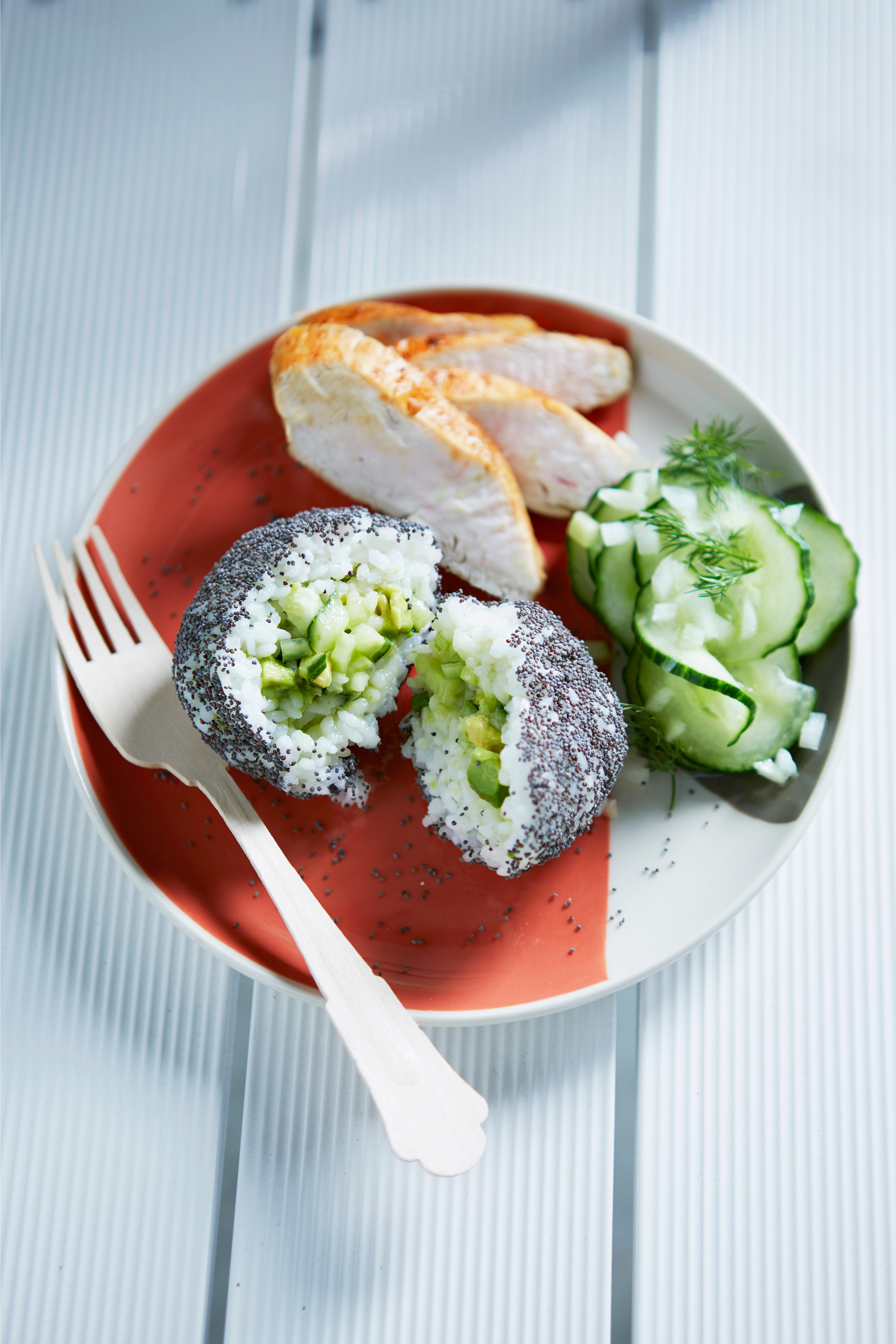 Sushi-balletjes met avocado en maanzaad