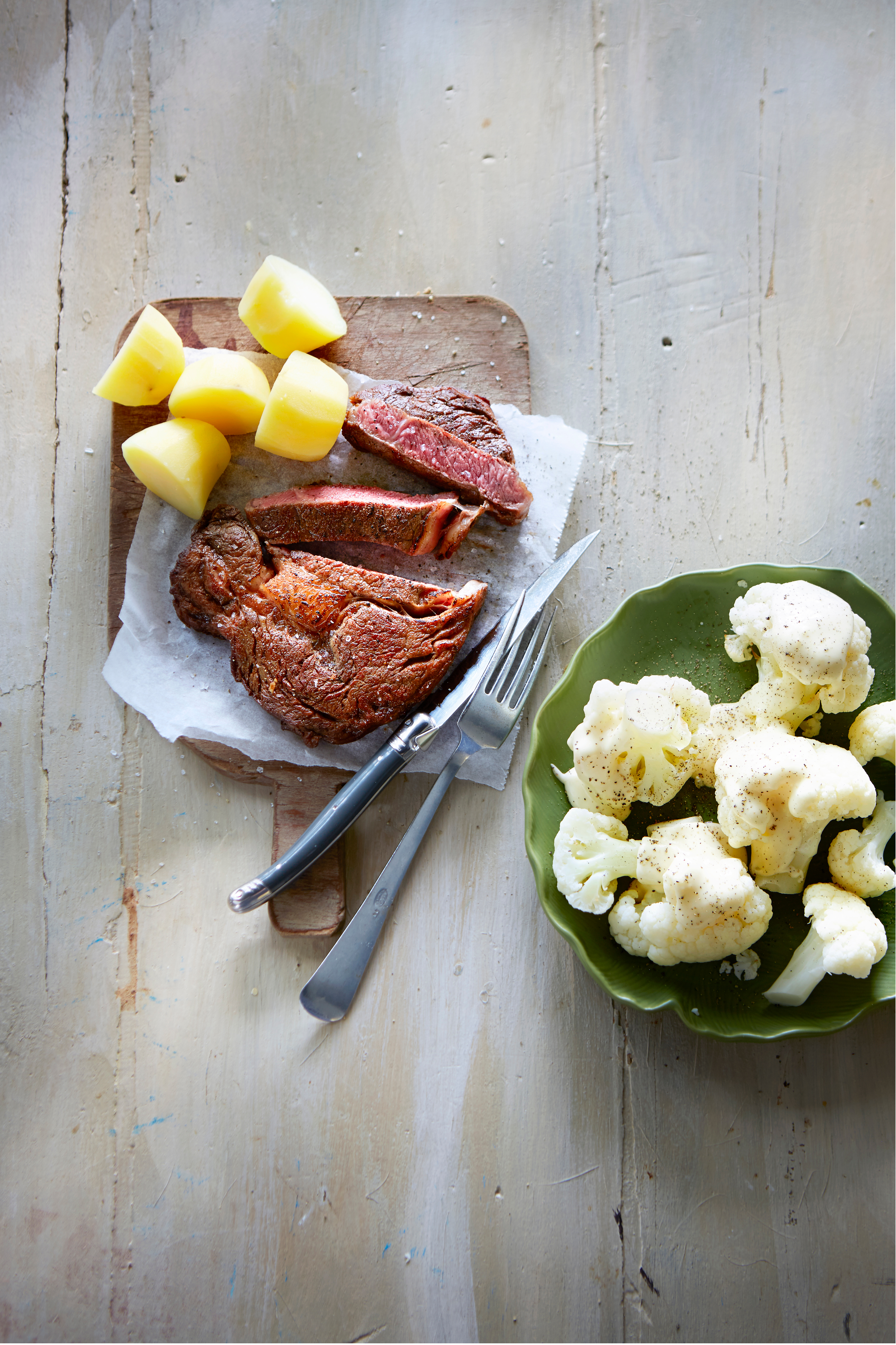 Ribeye met bloemkool en kaassaus