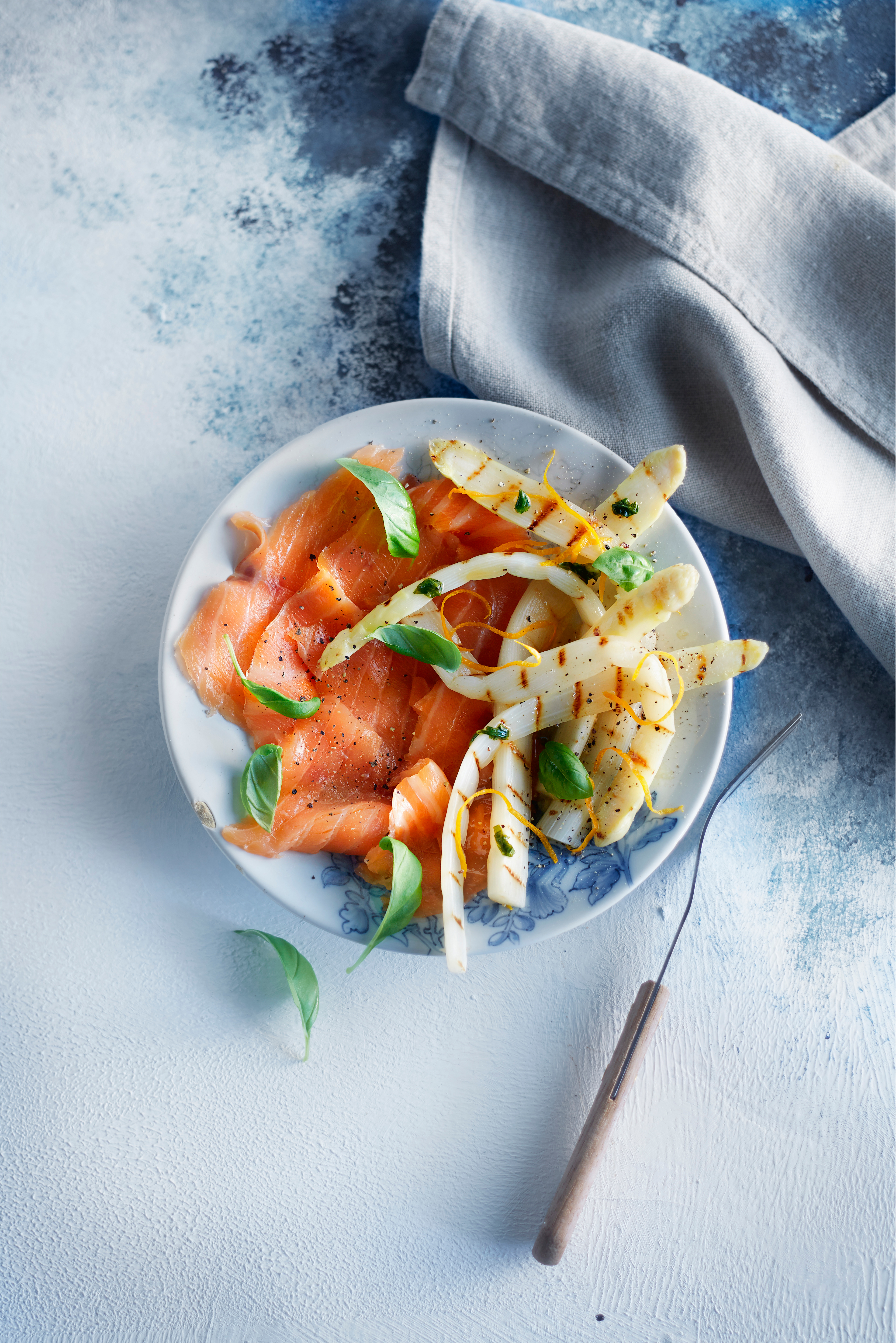 Gerookte zalm met geroosterde asperges en basilicumdressing