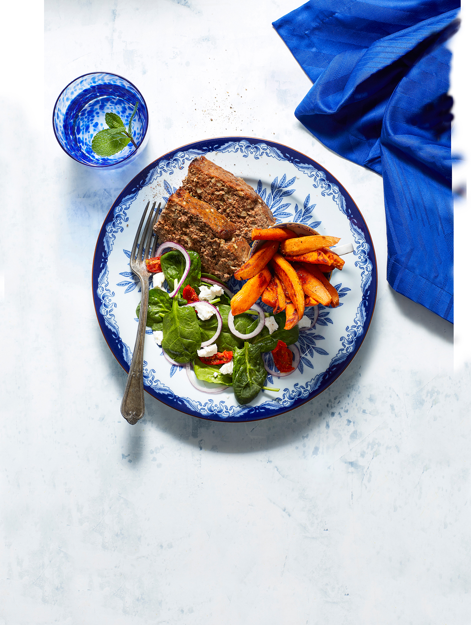 Ovenfriet van zoete aardappel met gehaktbrood en spinaziesalade