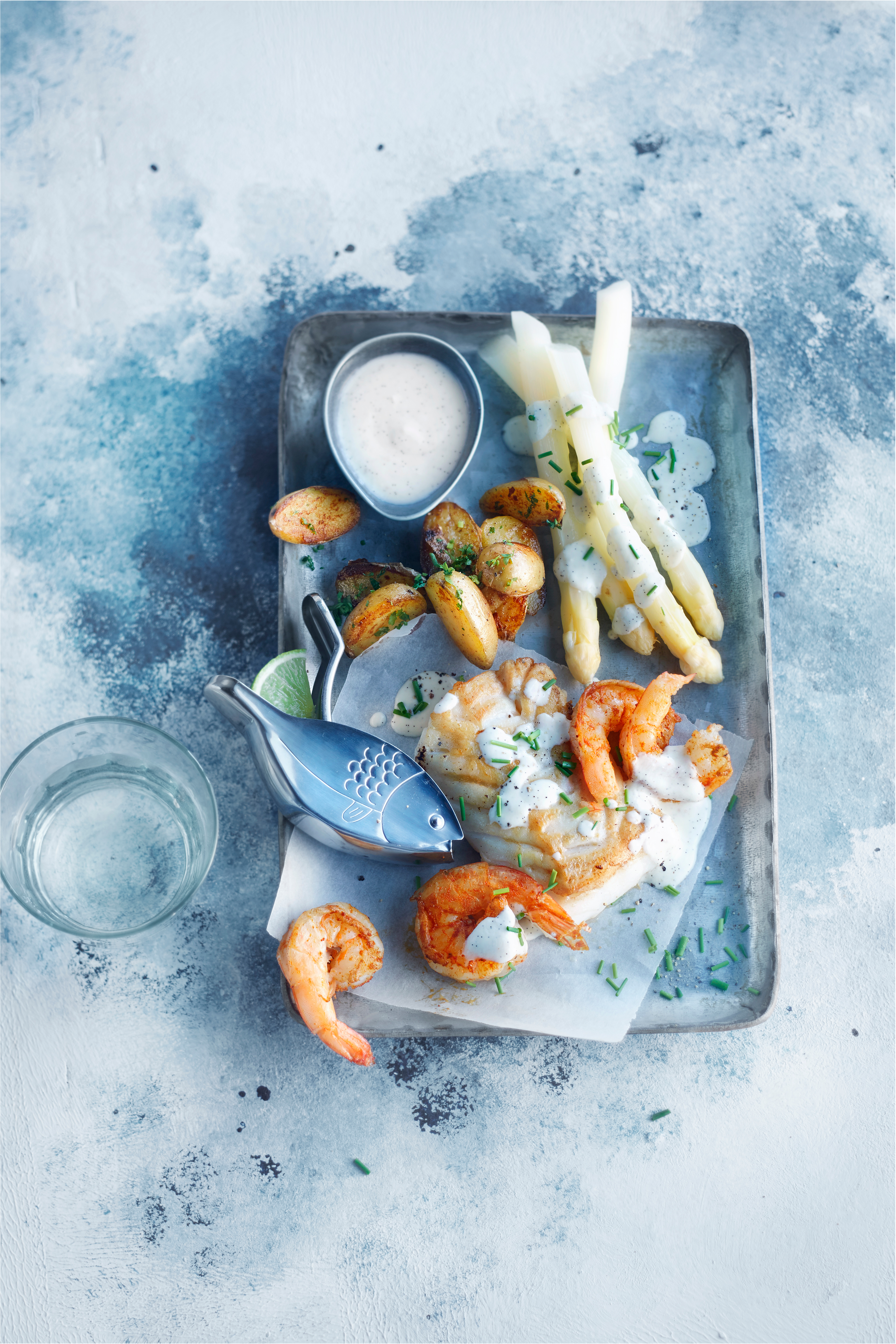 Gebakken kabeljauw met gewokte garnalen en vanillesaus