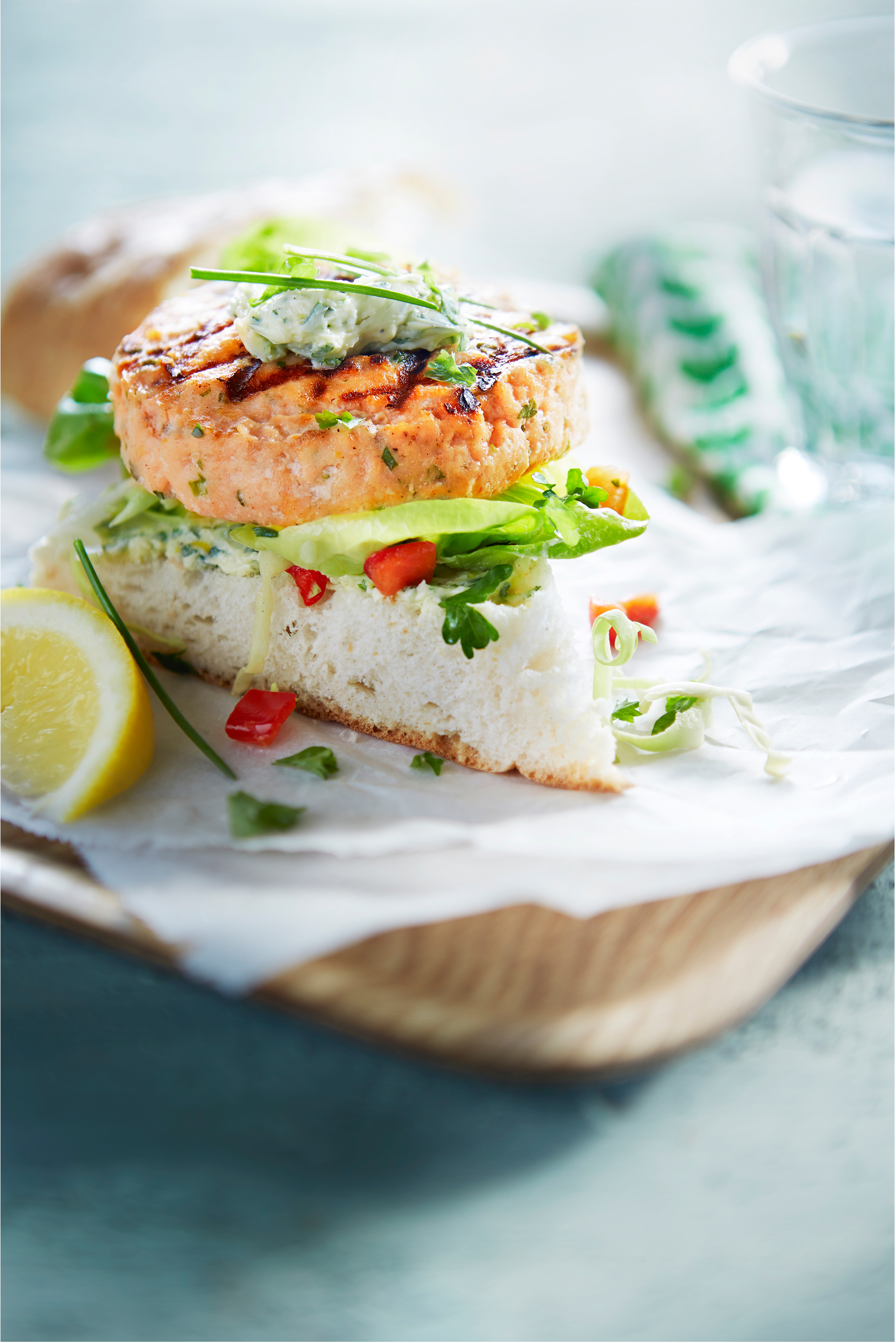 Zalmburger met kropsla en kruidenboter