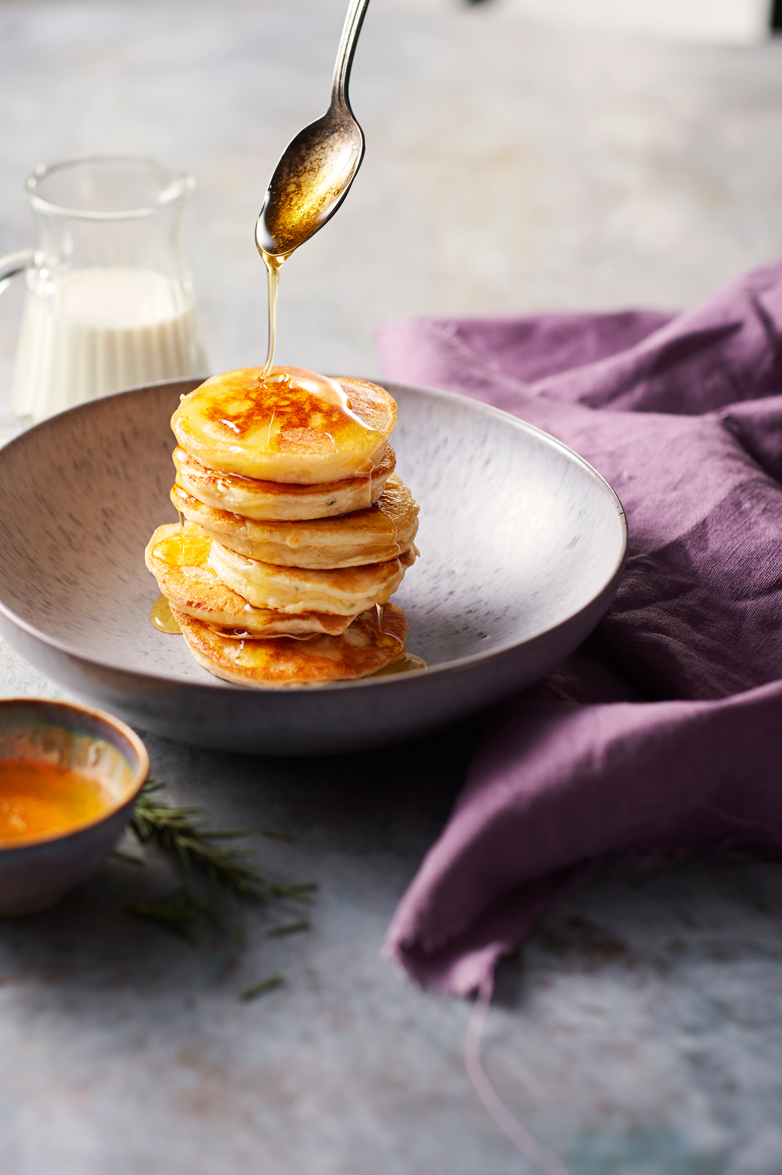 Appel-pancakes met rozemarijn