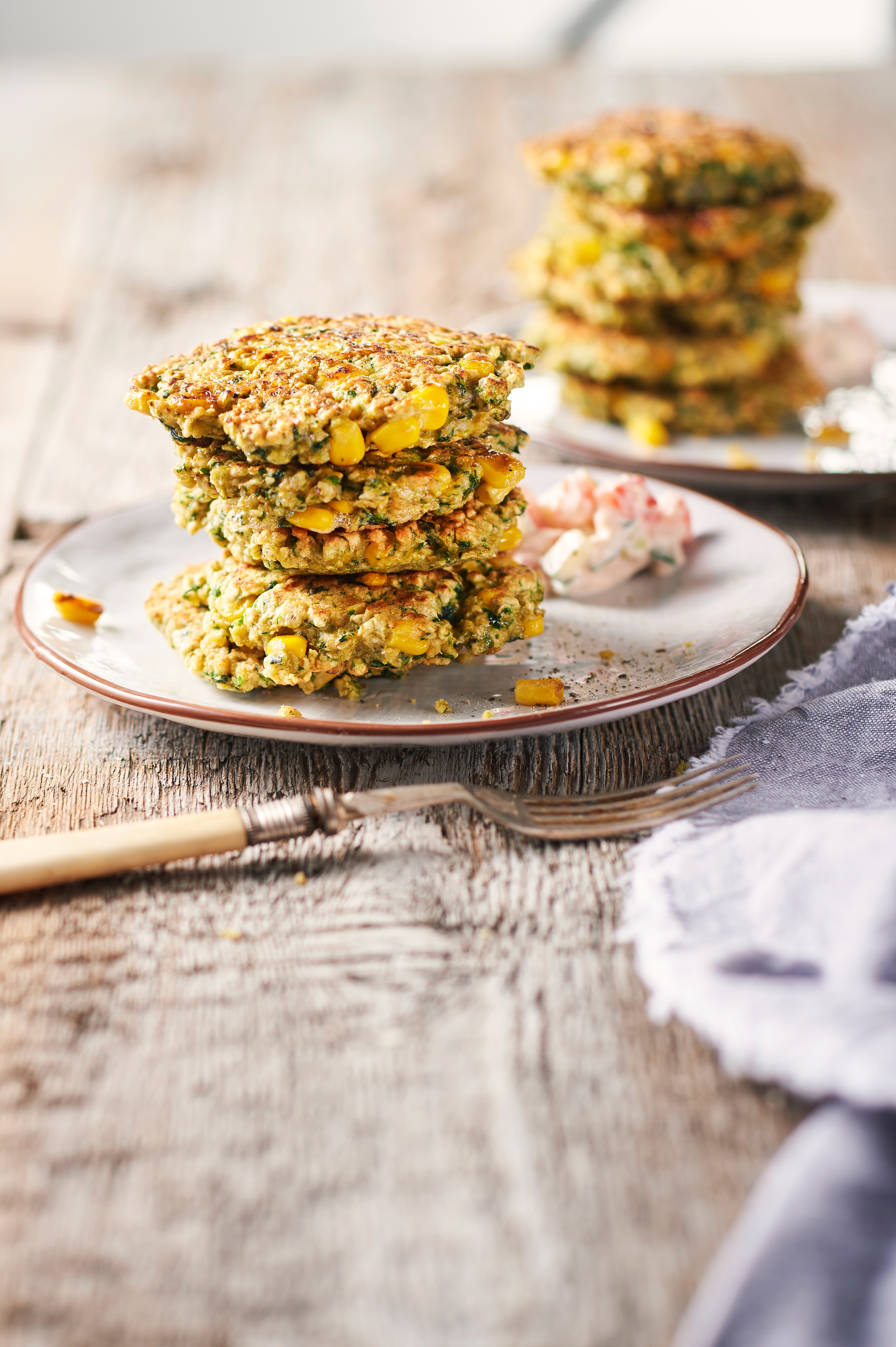 Maispannenkoekjes met tomaat-komkommersaus