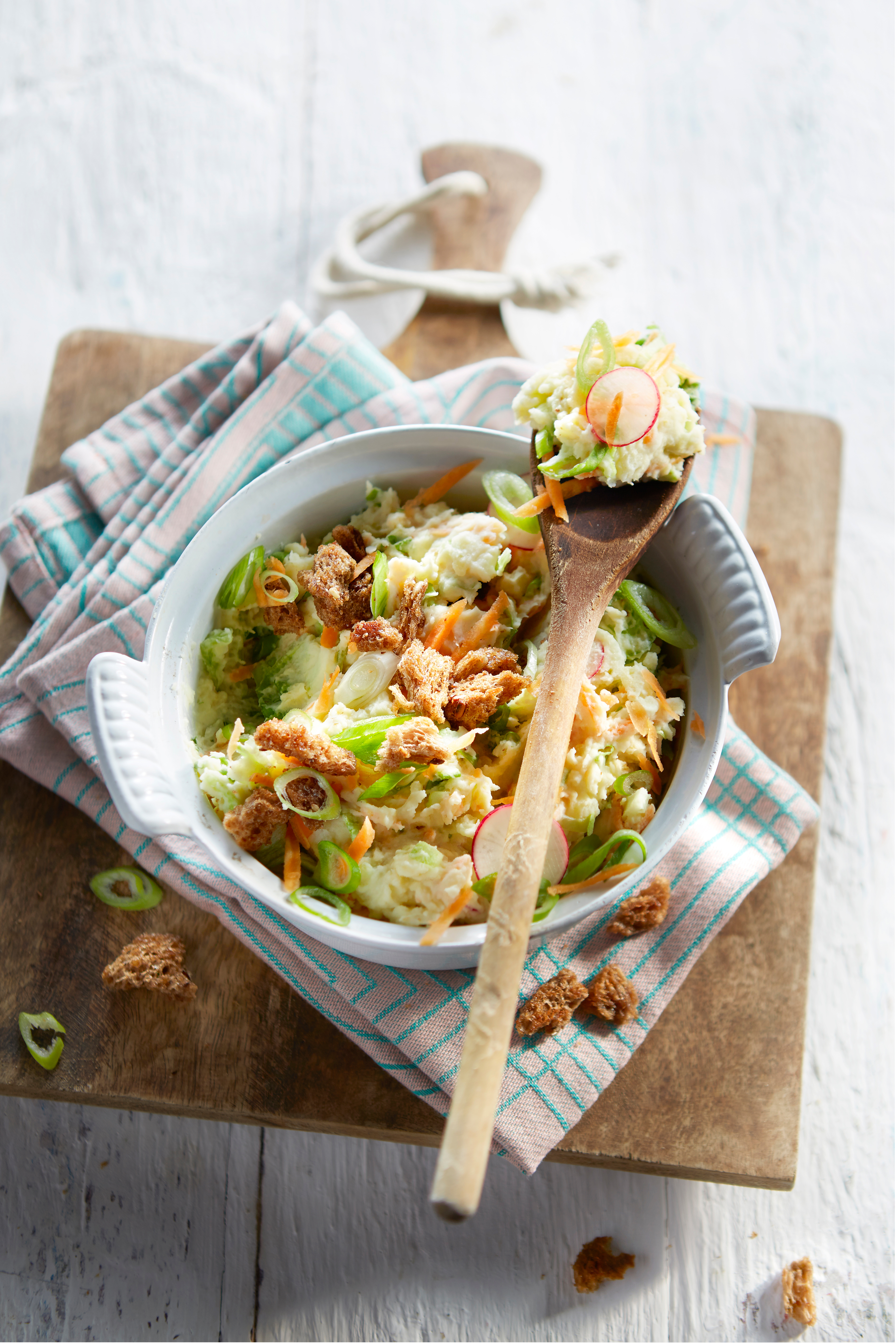 Stamppot van voorjaarsgroenten met mosterd en broodkruim