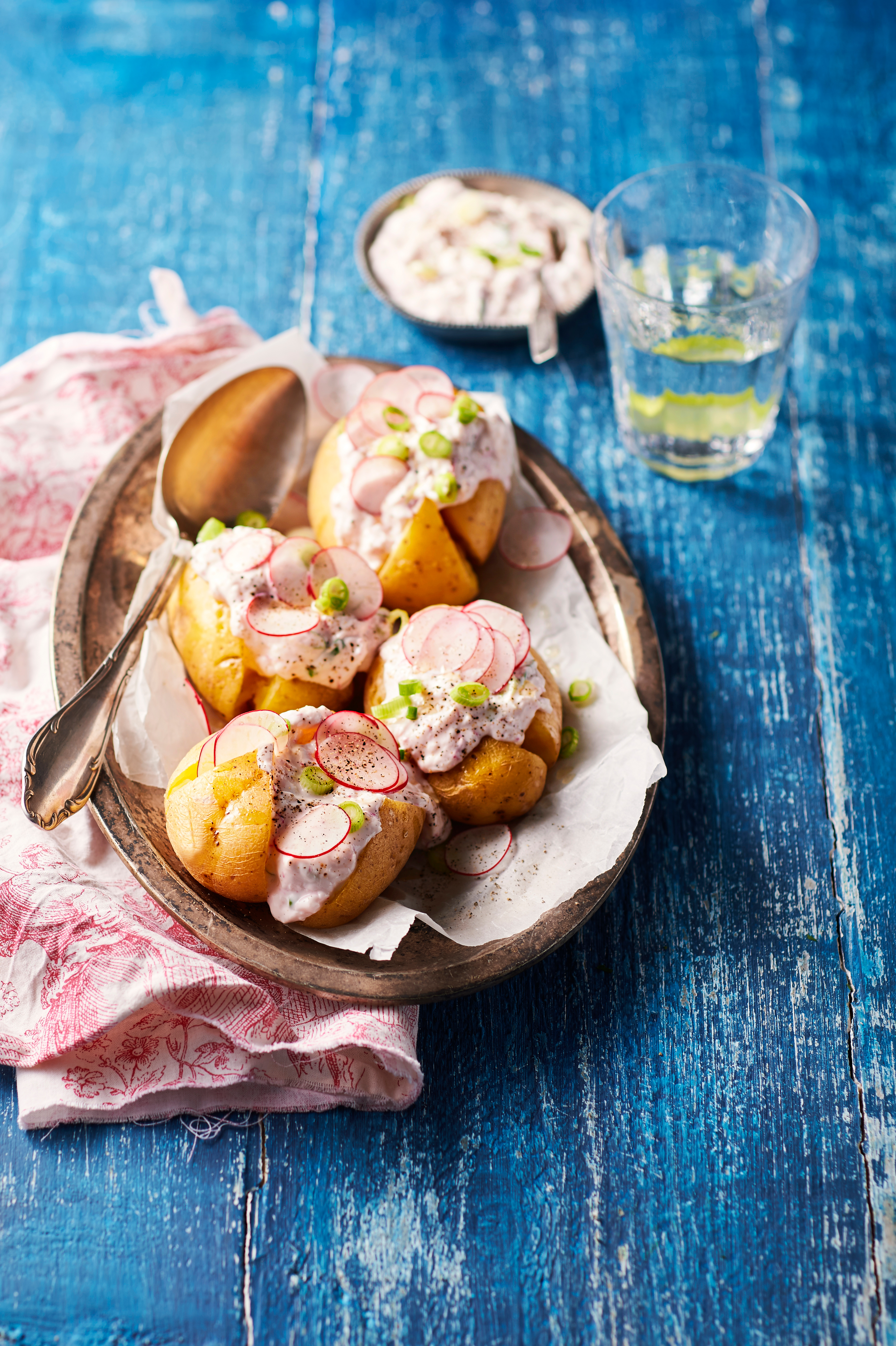 Kwarkspread met radijs en gepofte aardappel