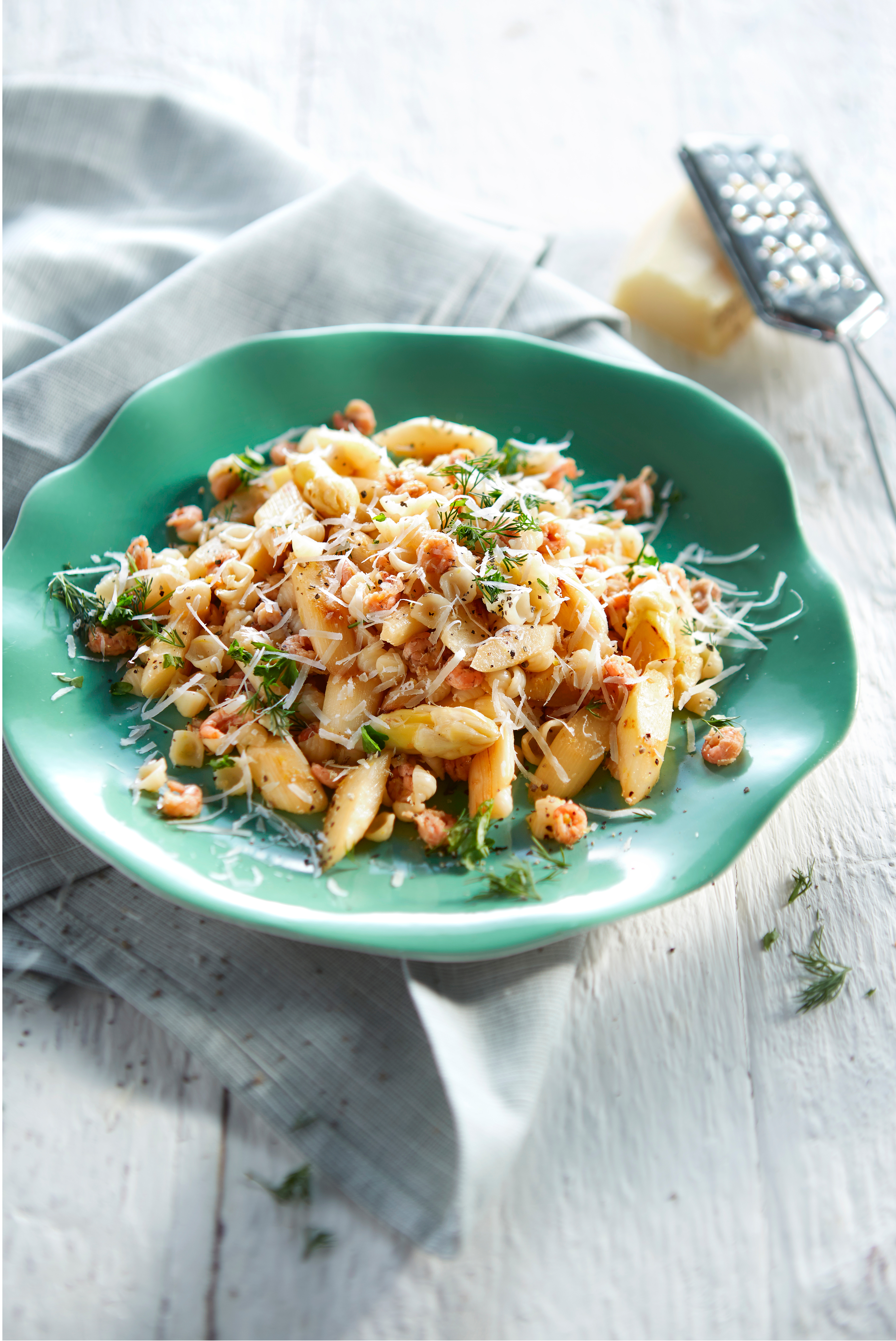 Pasta met geroerbakte asperges en Hollandse garnalen