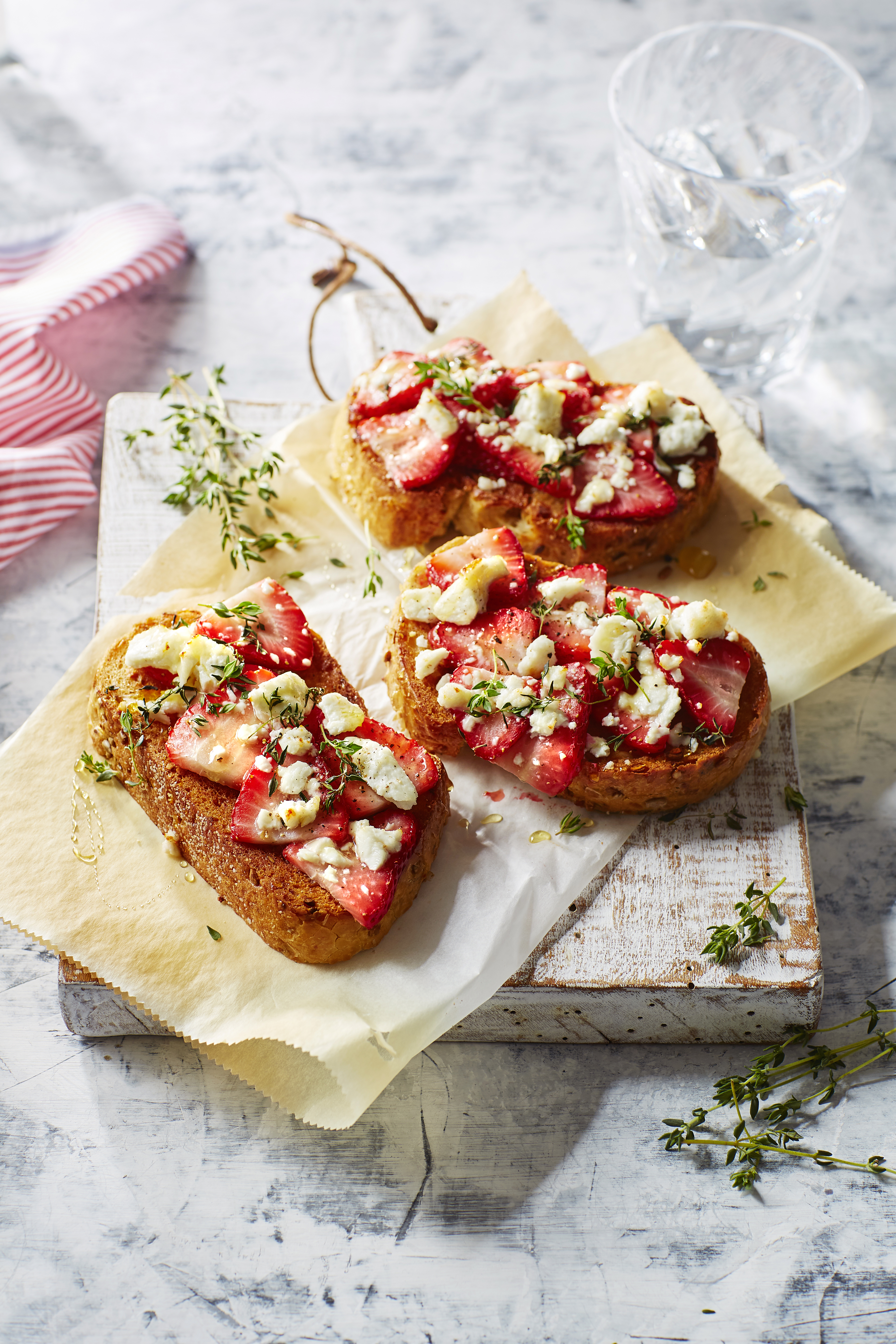 Bruschetta met aardbeien, gegratineerde geitenkaas en tijmhoning