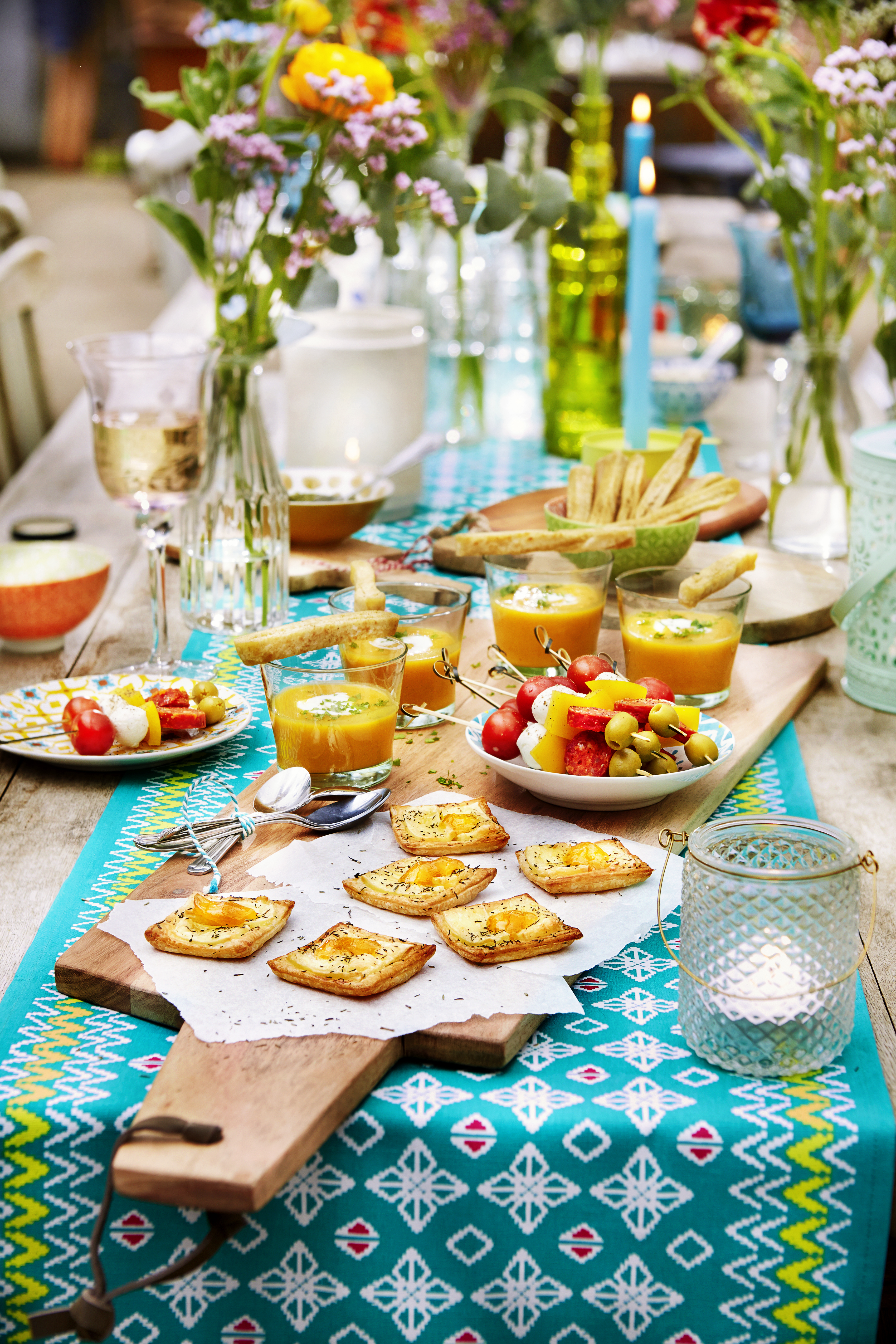 Bladerdeeghapjes met brie en abrikozenjam