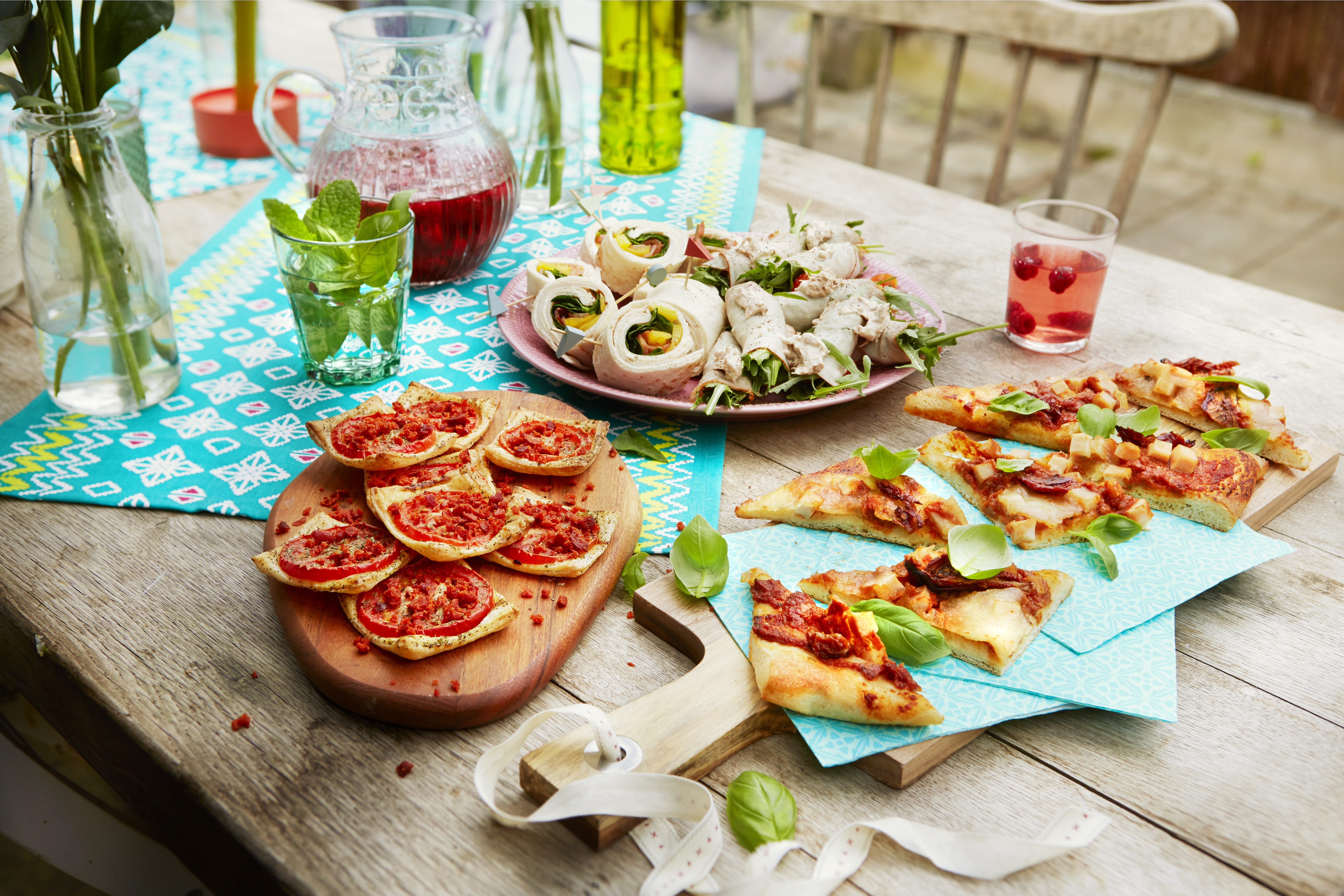 Plaatpizza met mozzarella, gerookte kip en zongedroogde tomaat