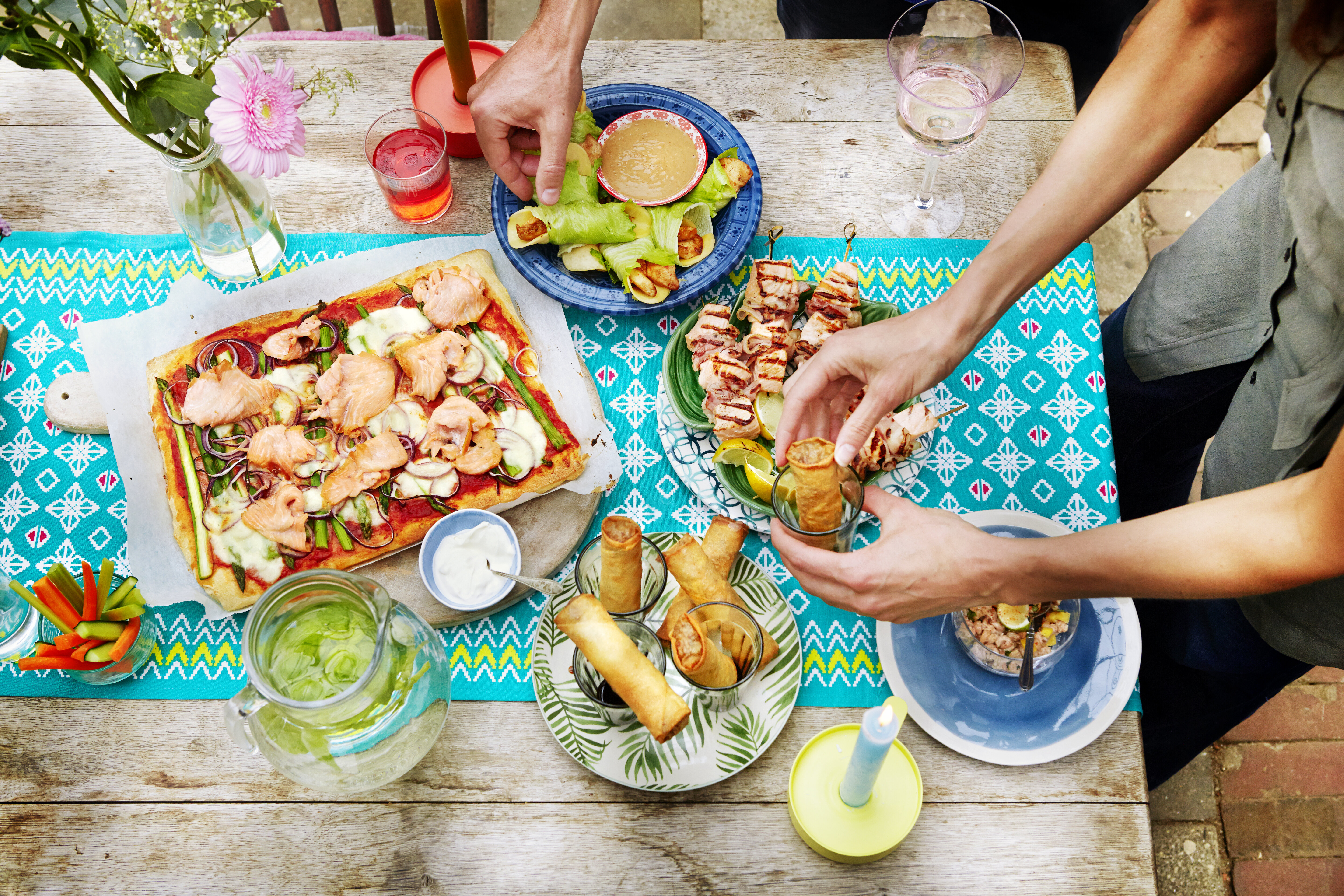Plaatpizza met gerookte zalm, groene asperges en crème fraîche