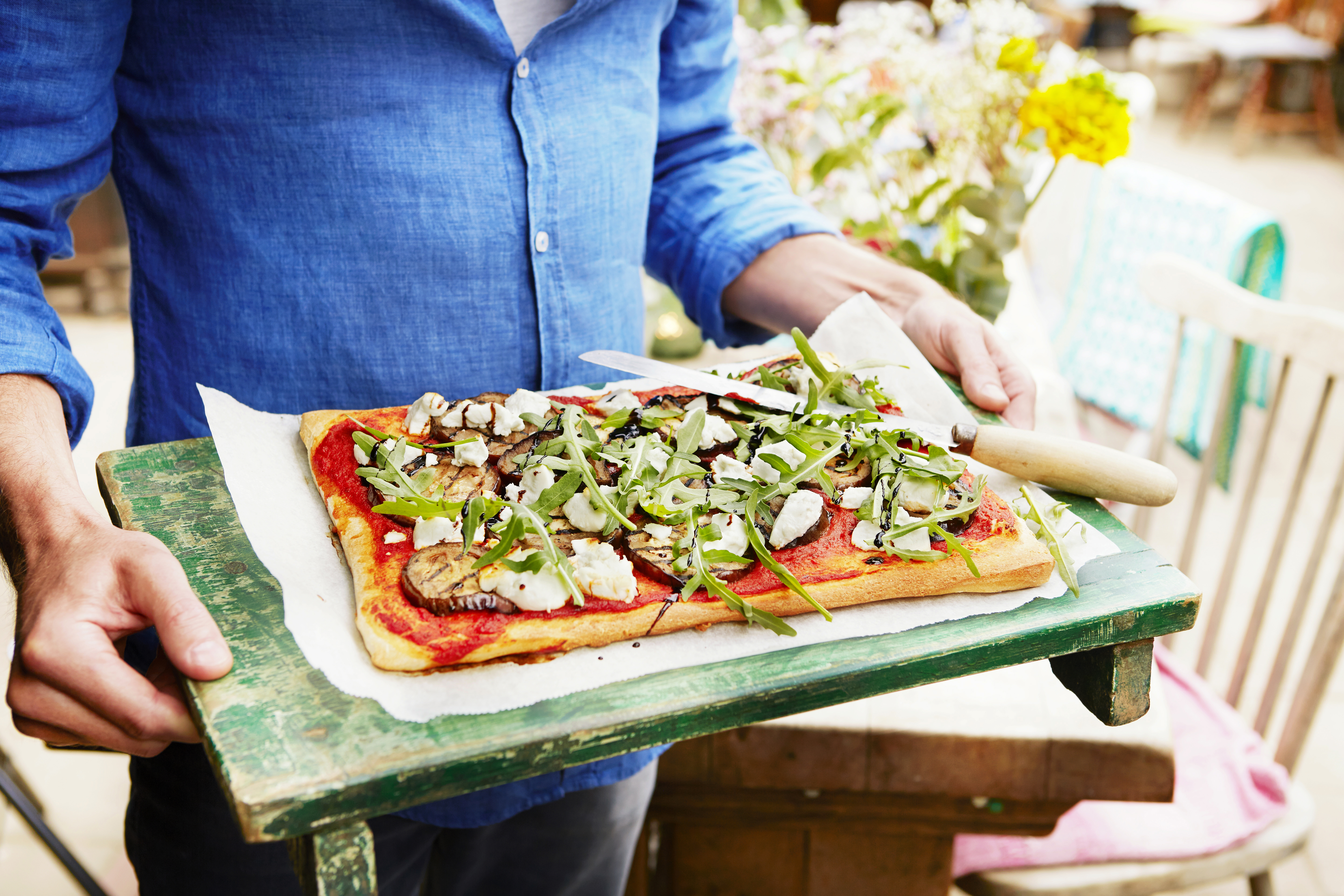 Plaatpizza met aubergine, geitenkaas en balsamico
