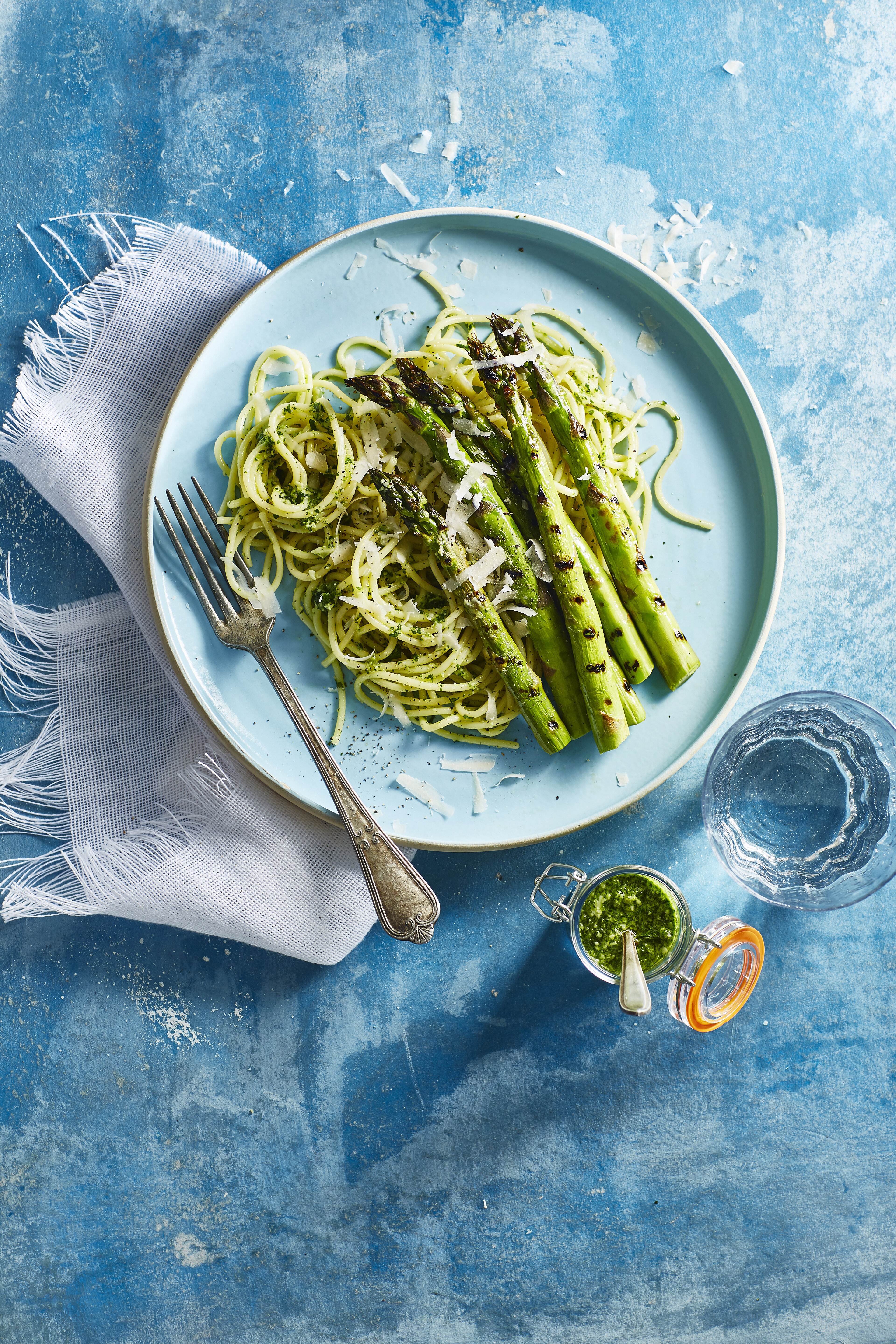 Spaghetti met gegrilde groene asperges en rucolapesto