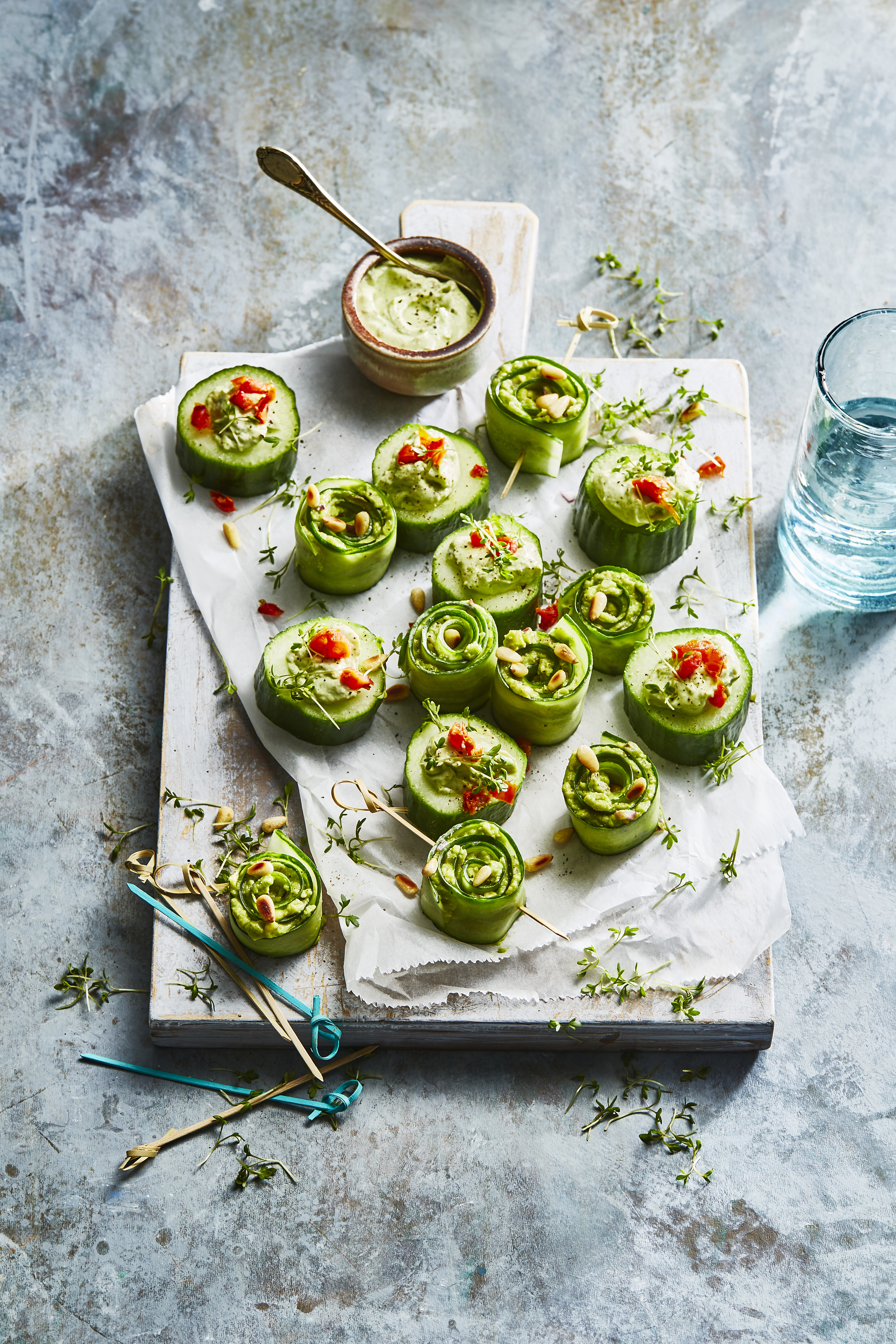 Komkommerhapjes met avocado