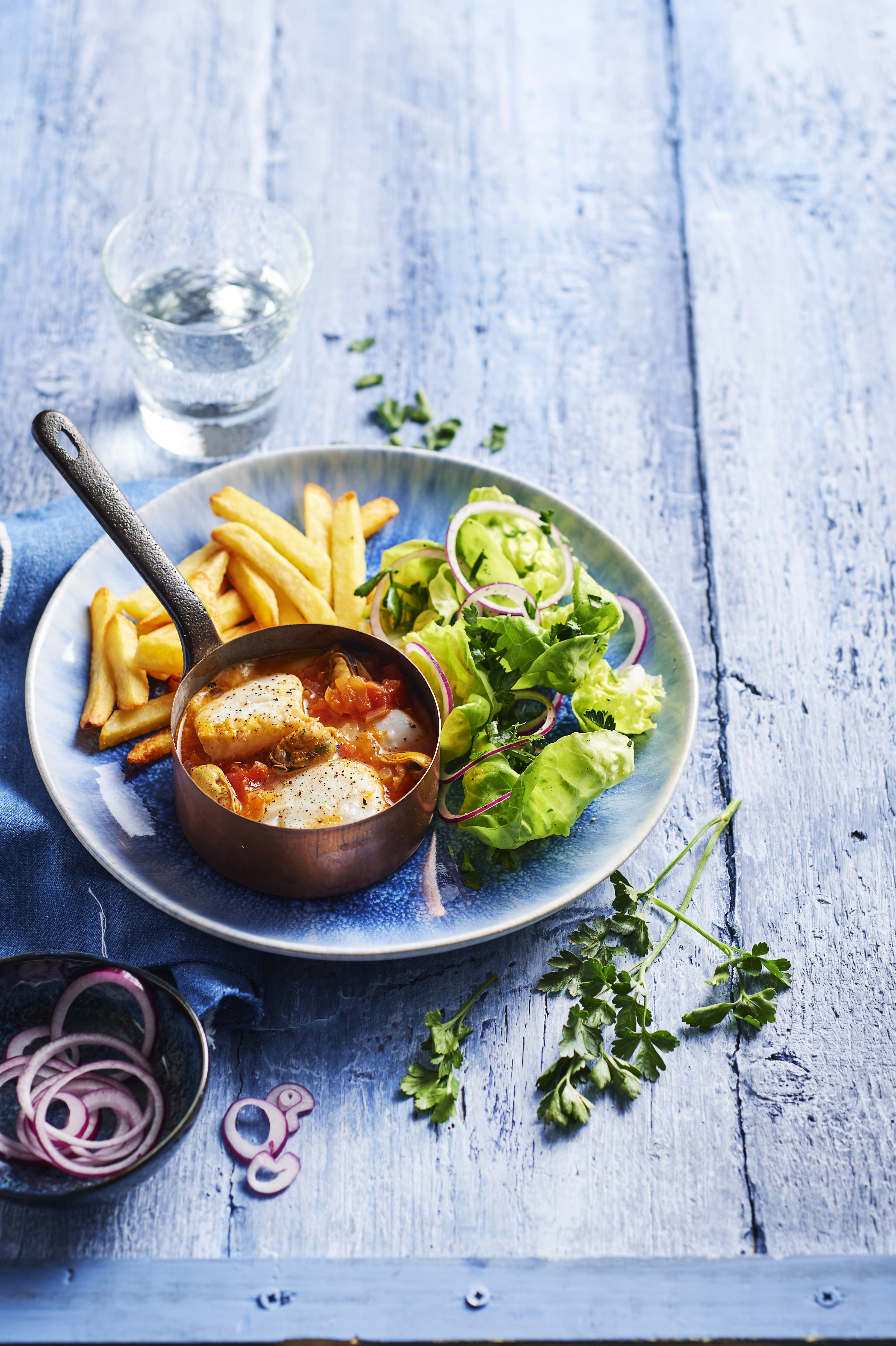 Zomers vispotje met witte wijn en tomaat