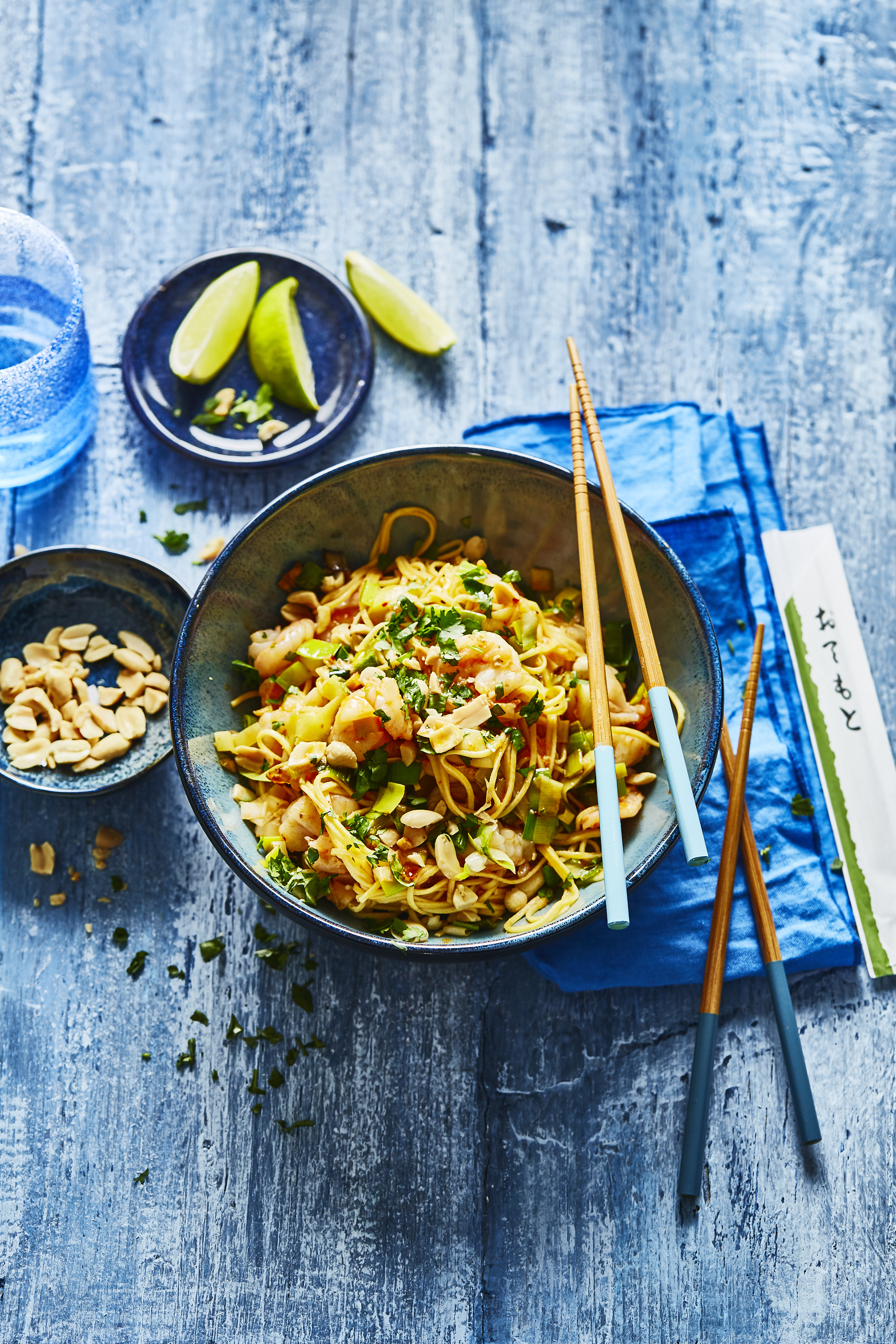 Geroerbakte mie met garnalen en prei