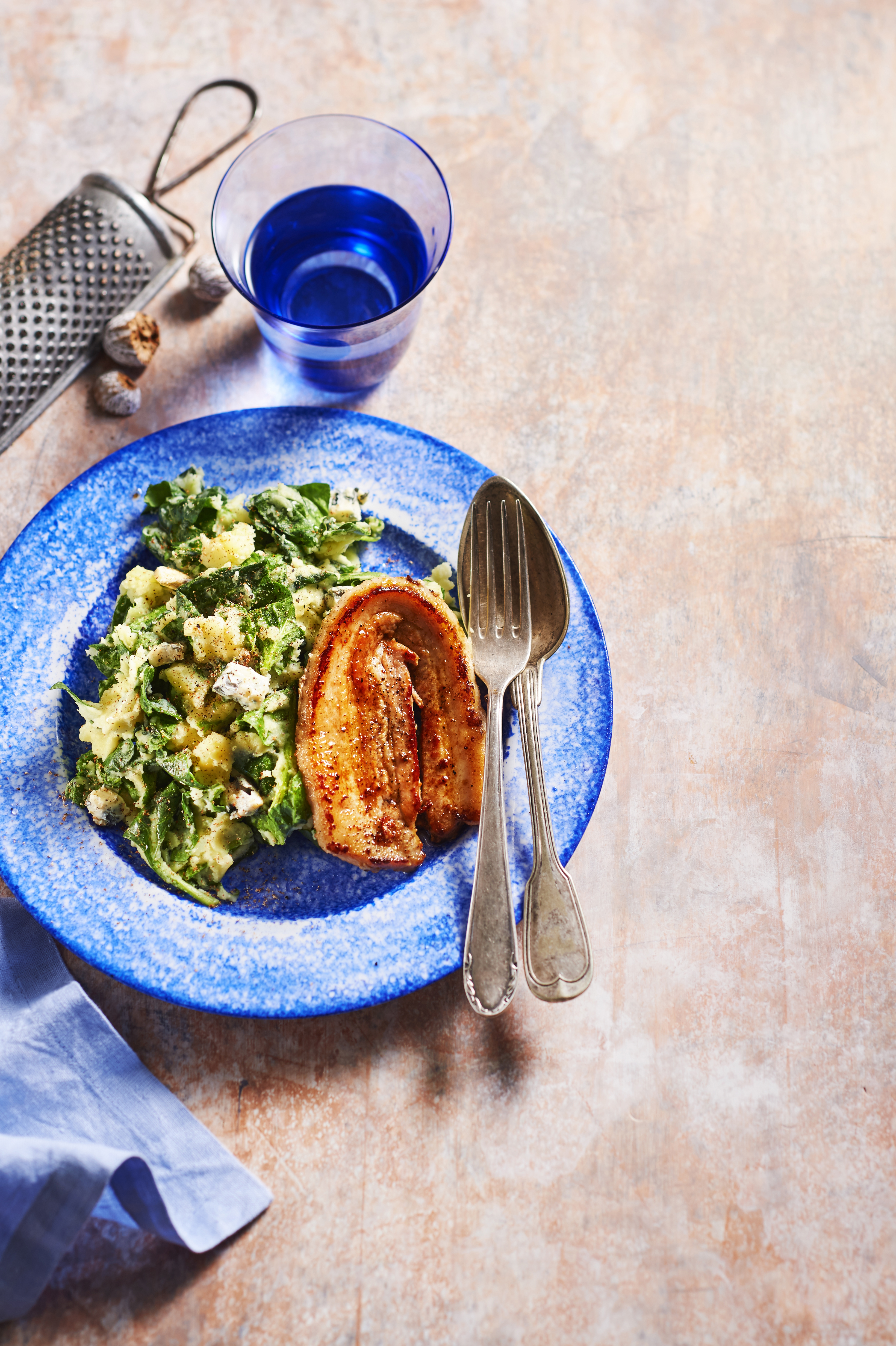 Spinaziestamppot met blauwe kaas en speklapjes