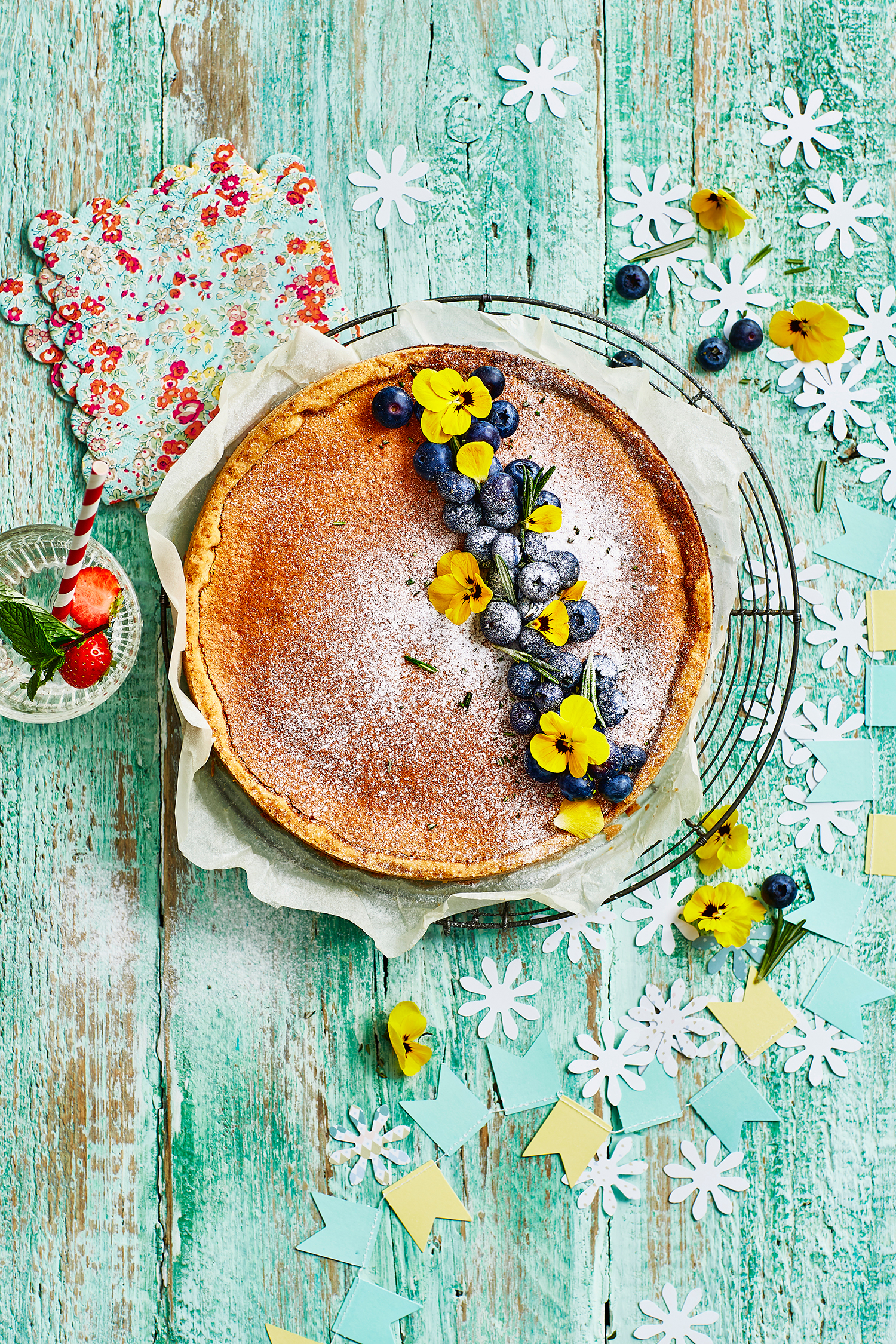 Citroentaart met blauwe bessen en rozemarijn