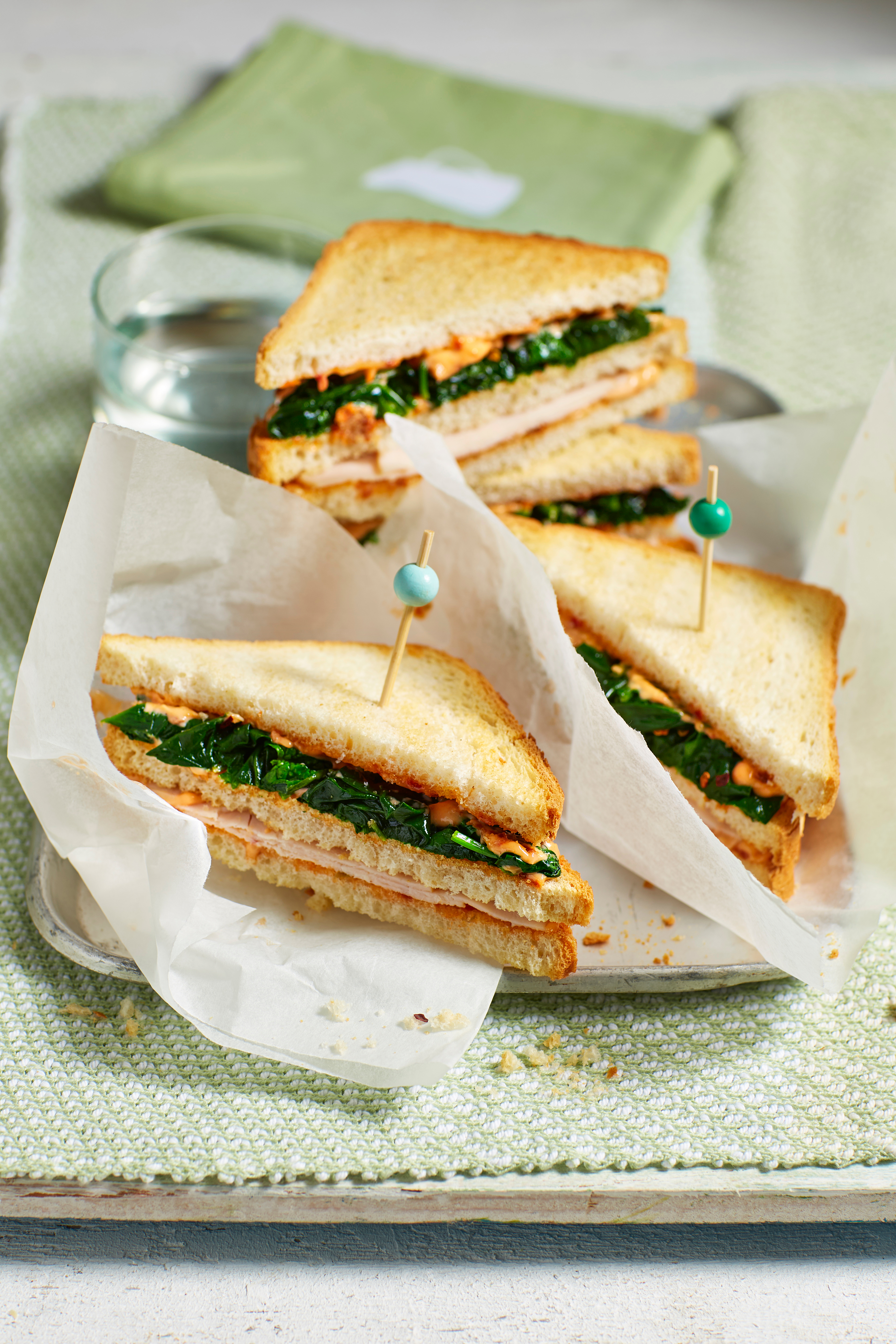 Clubsandwich met gewokte spinazie en kip