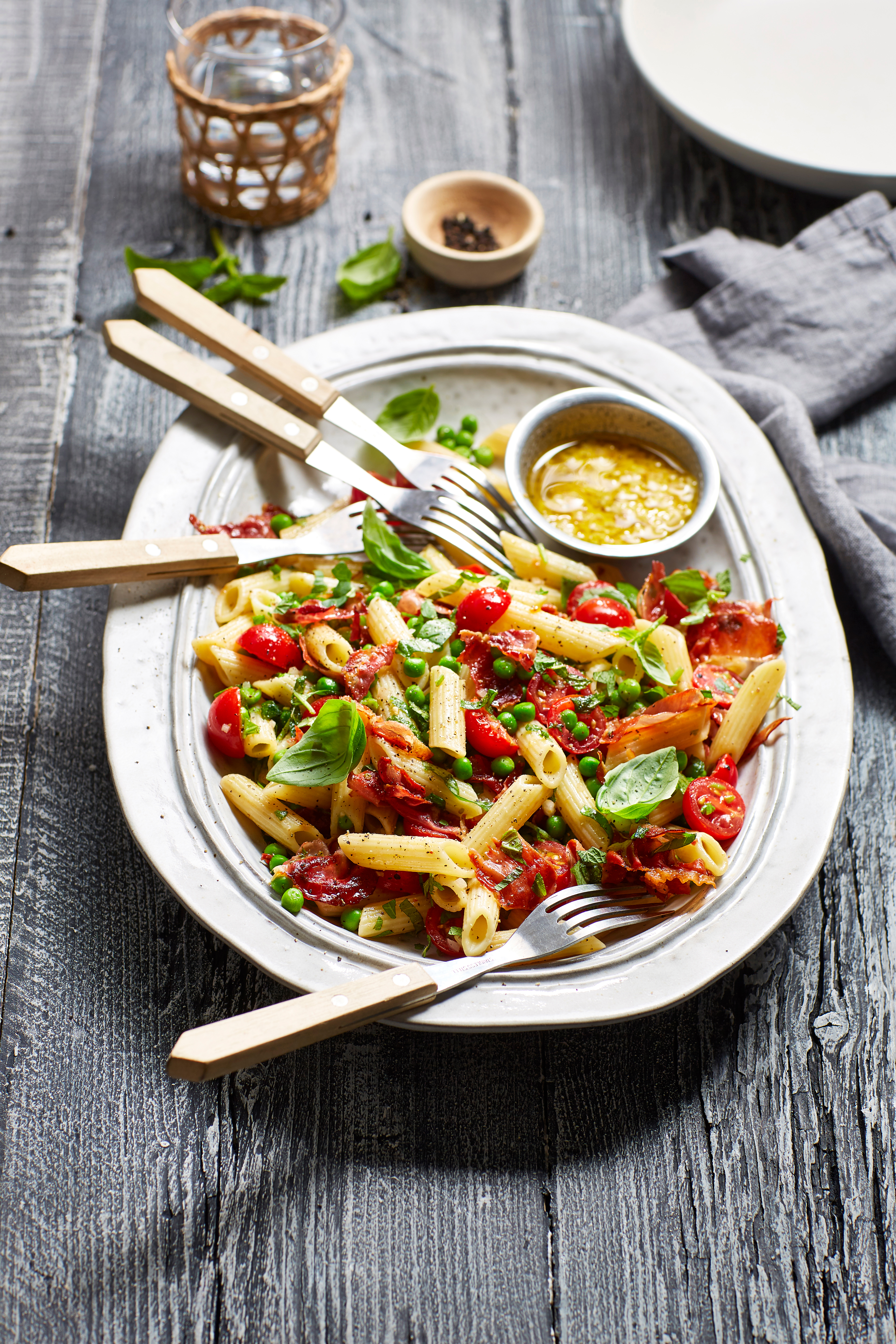 Pastasalade met krokante ham en tomaatjes