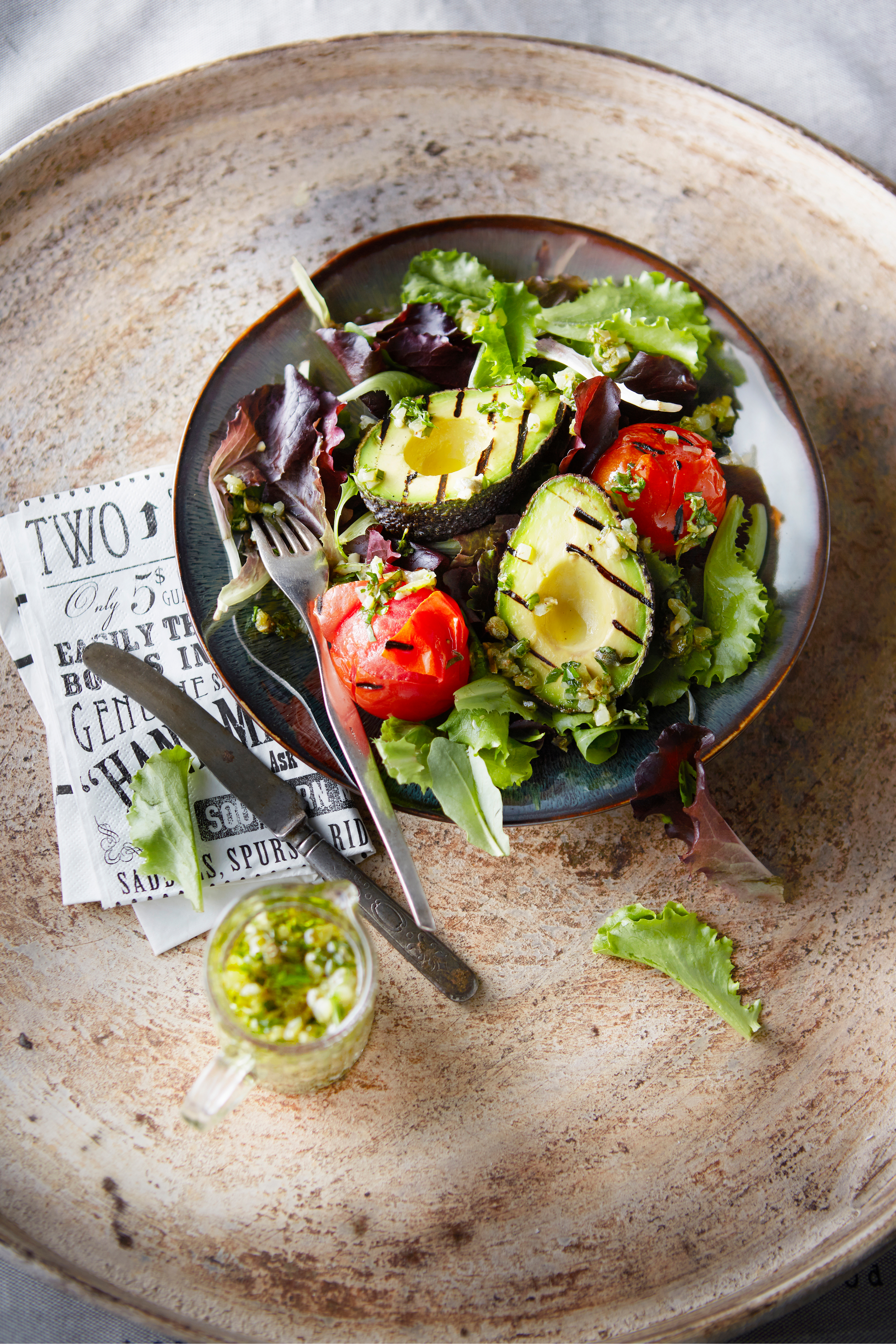 Gegrilde avocado met kruidenrelish en gepofte trostomaten