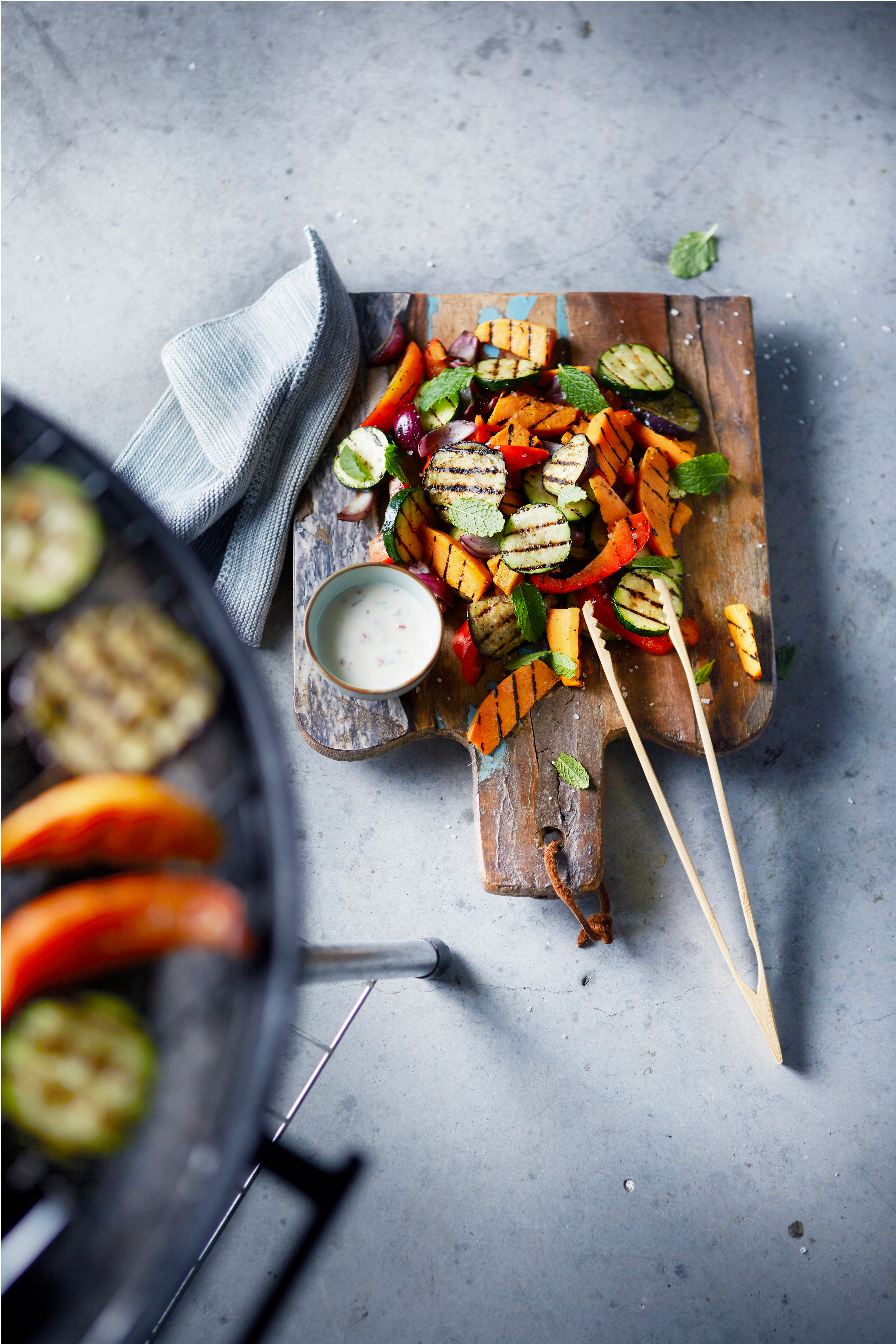 Salade van zoete aardappel met chili-muntdressing en gegrilde groenten