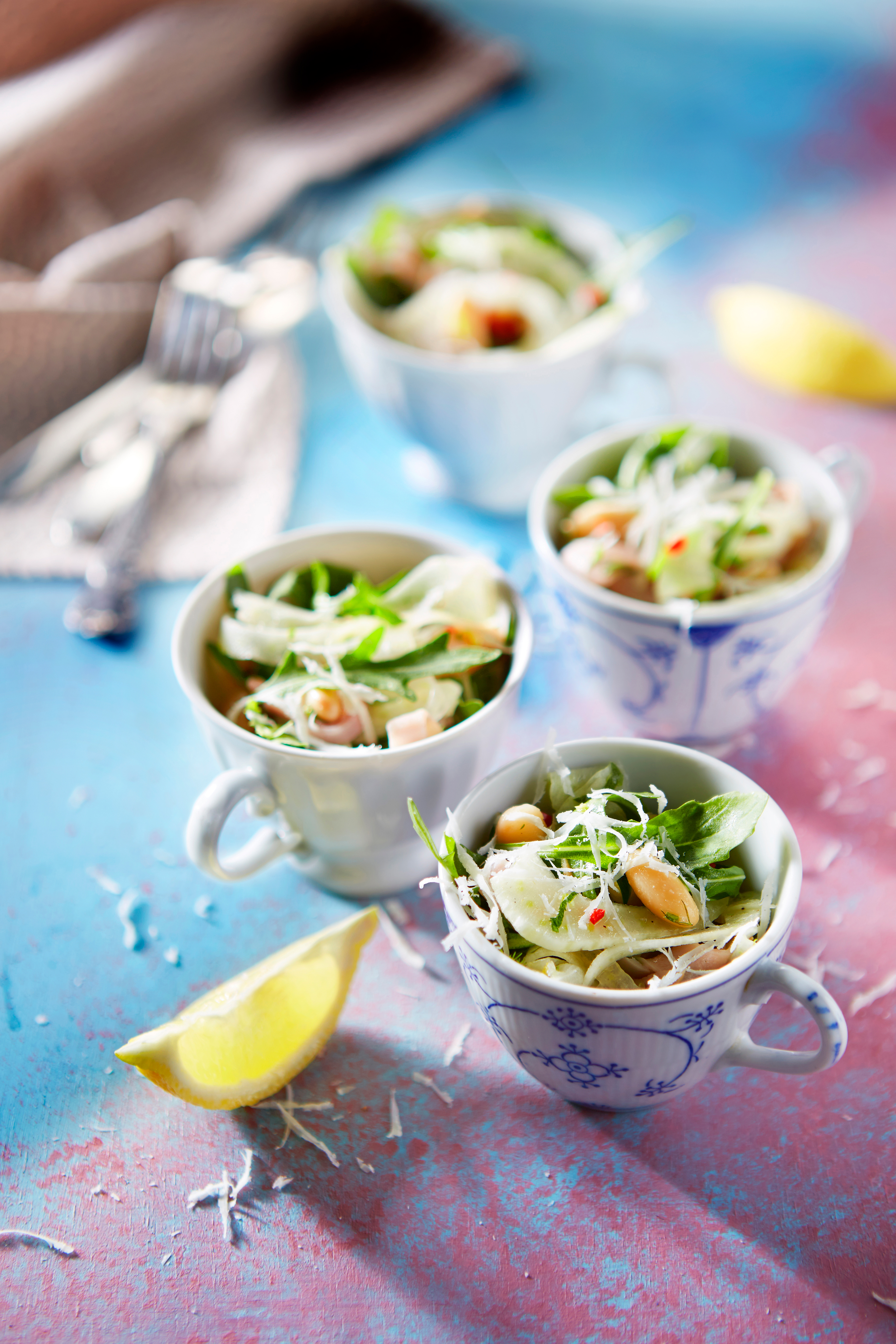Bonen-venkelsalade met ham en basilicumolie