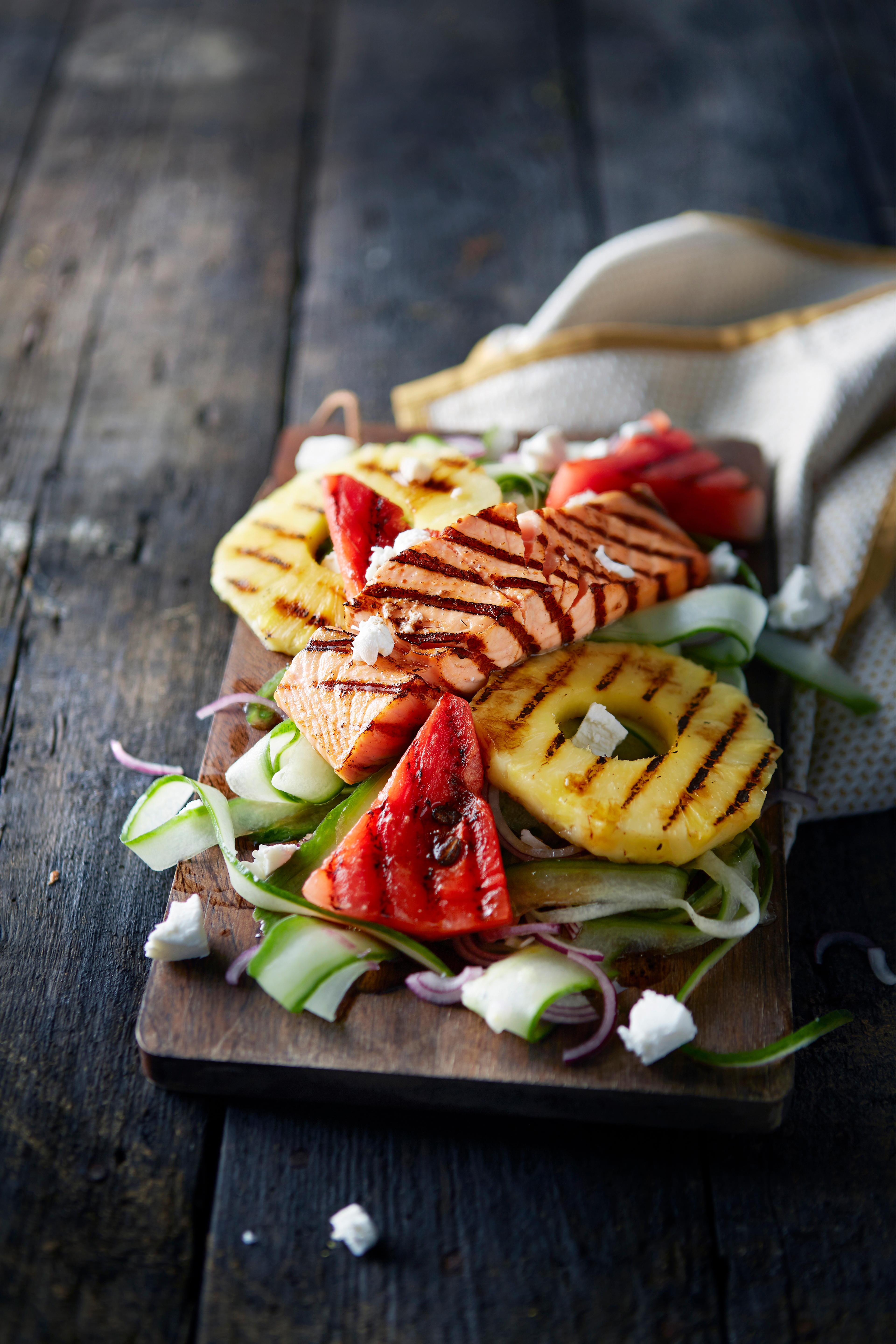Watermeloen met ananas, zalm en geitenkaas