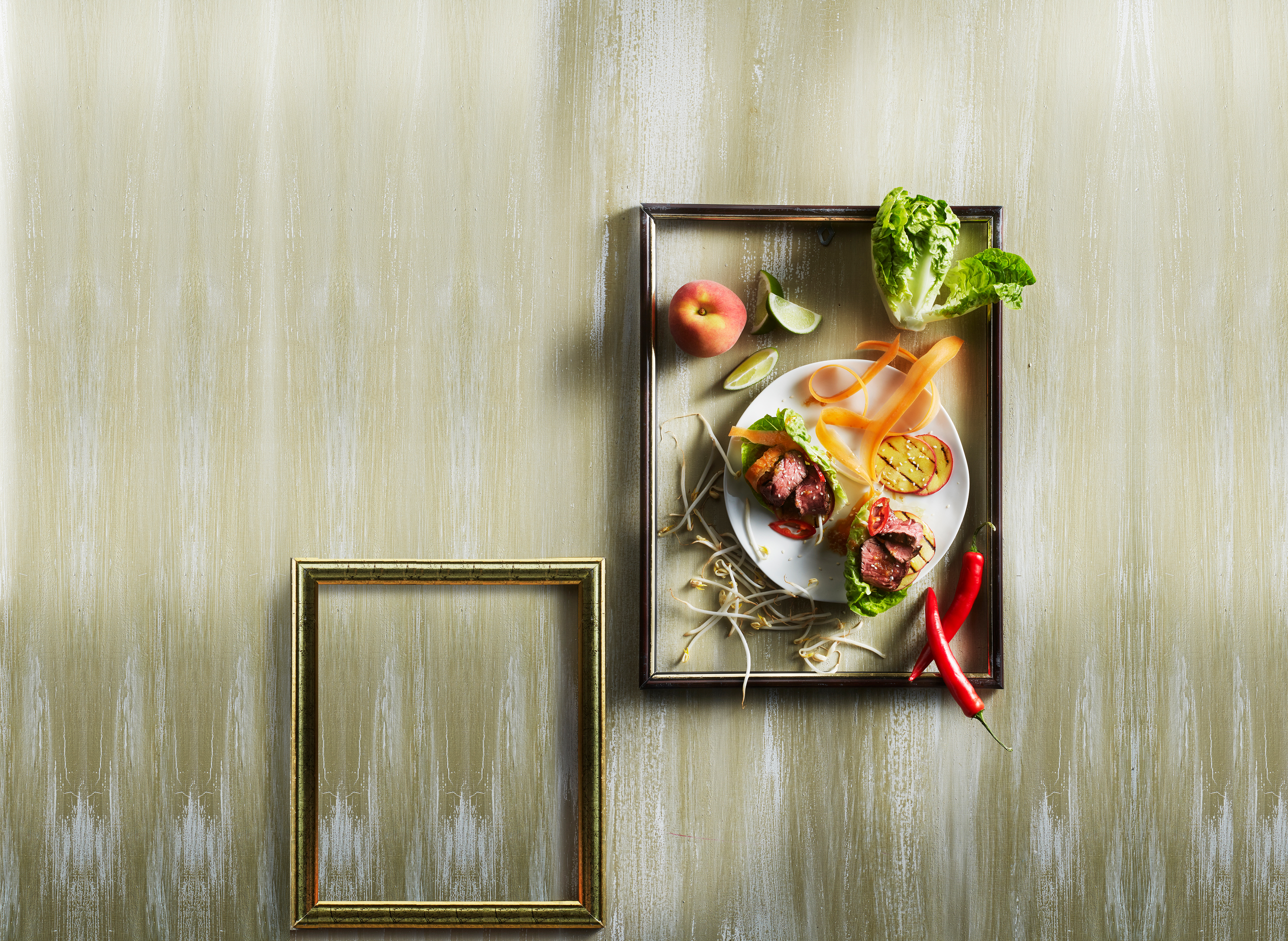 Slabakjes met biefstuk, perzik en sesamdressing