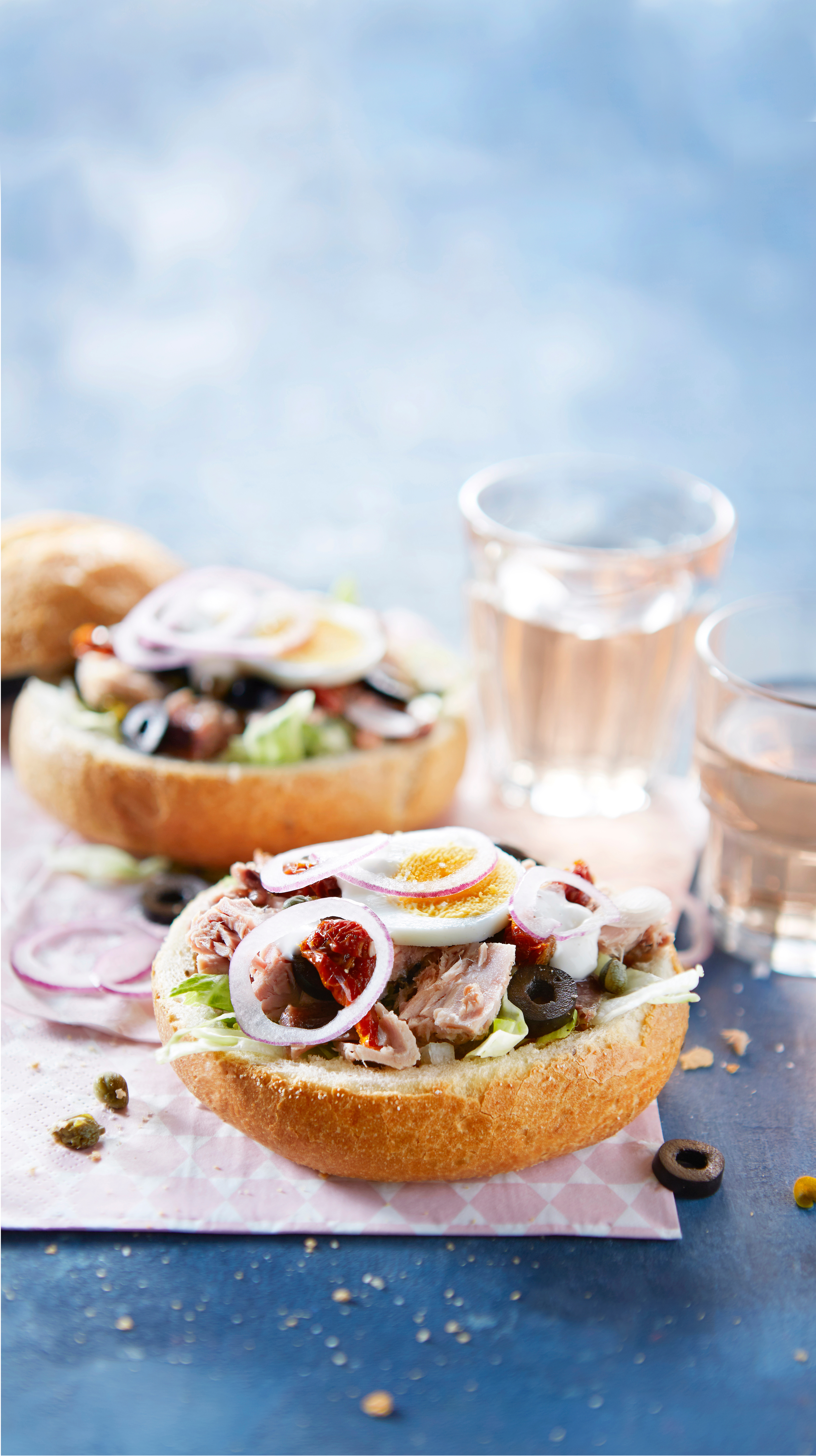 Salade Niçoise in een broodbol
