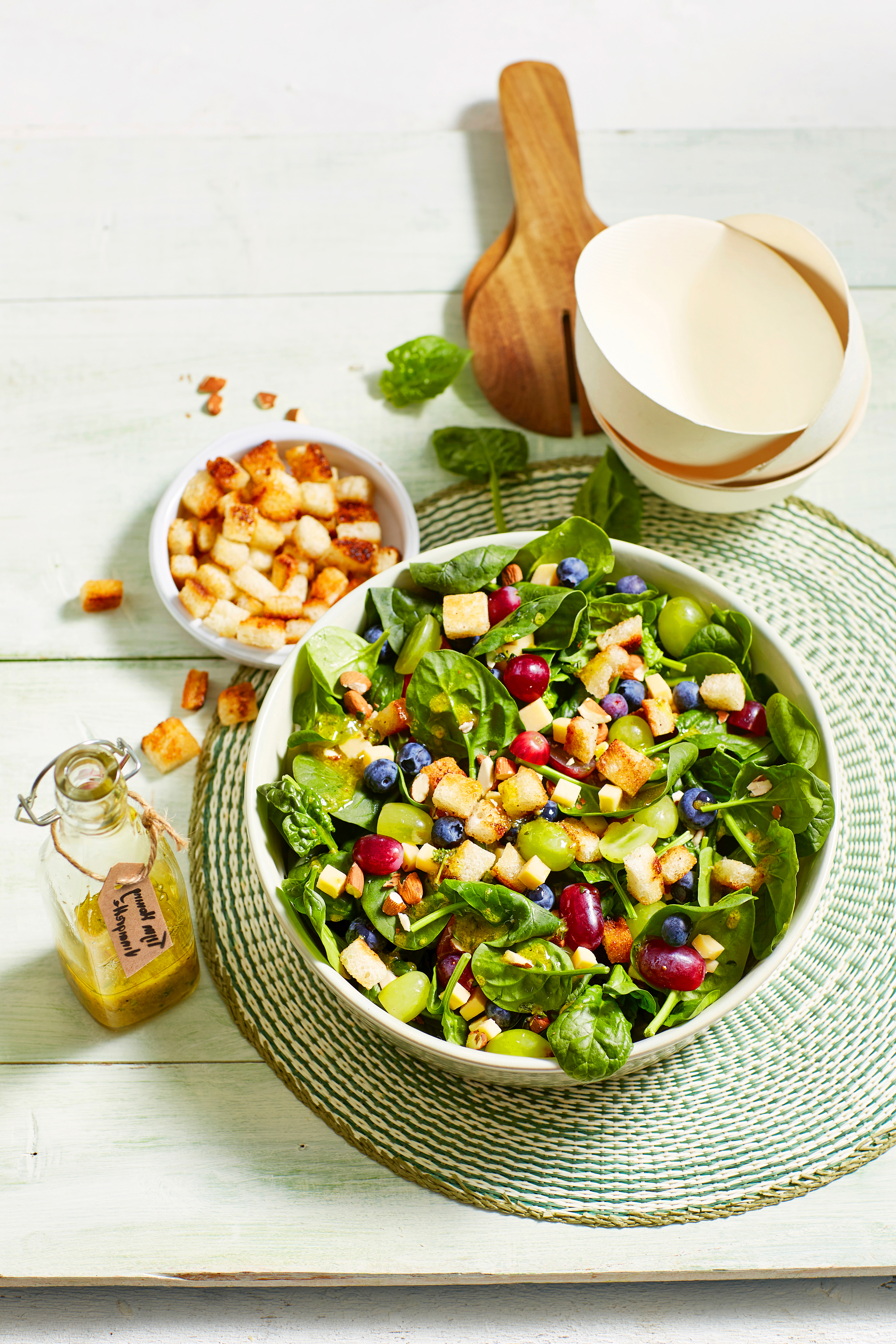 Fruitige spinaziesalade met oude kaas