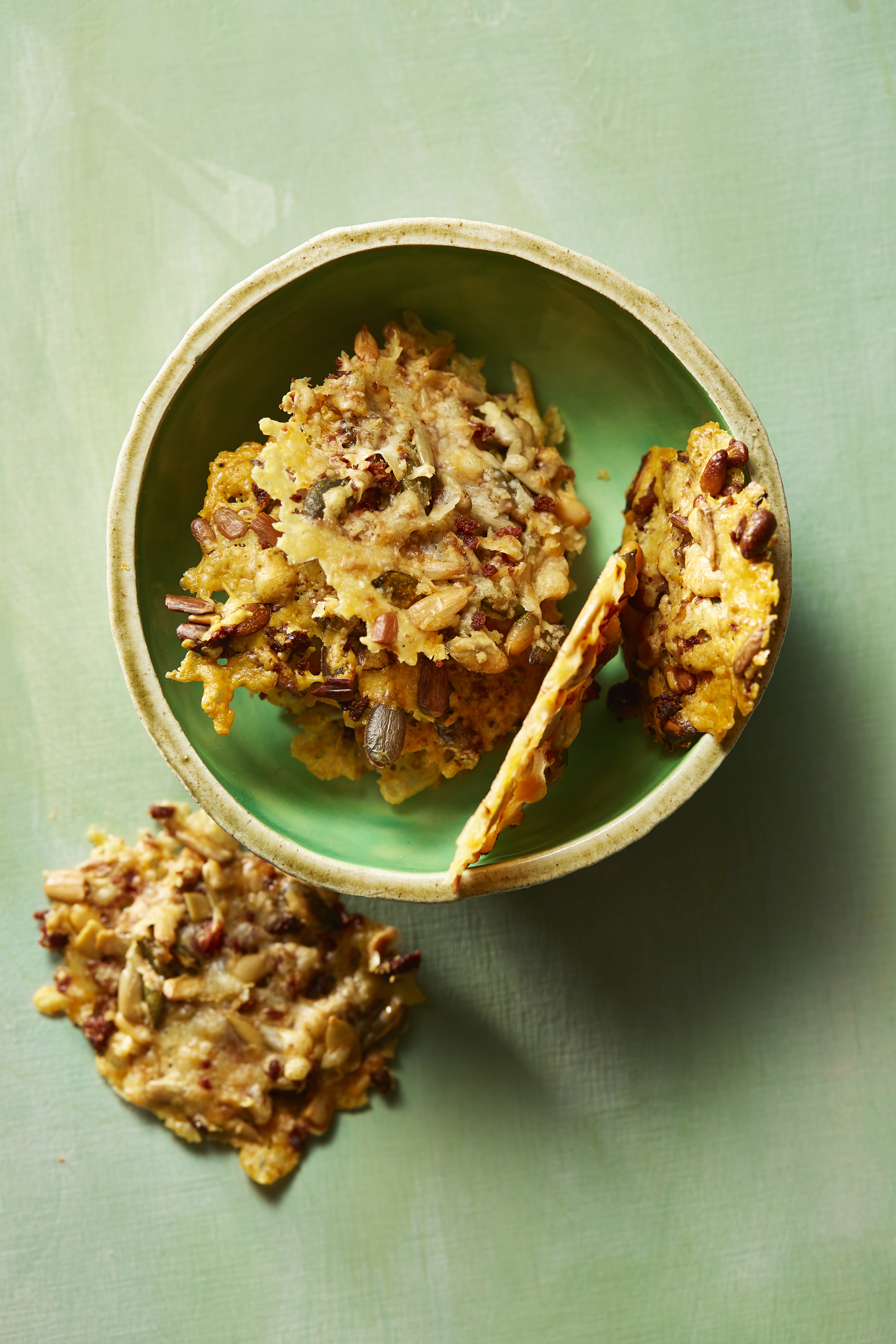 Parmezaankoekjes met pittenmix en chorizo