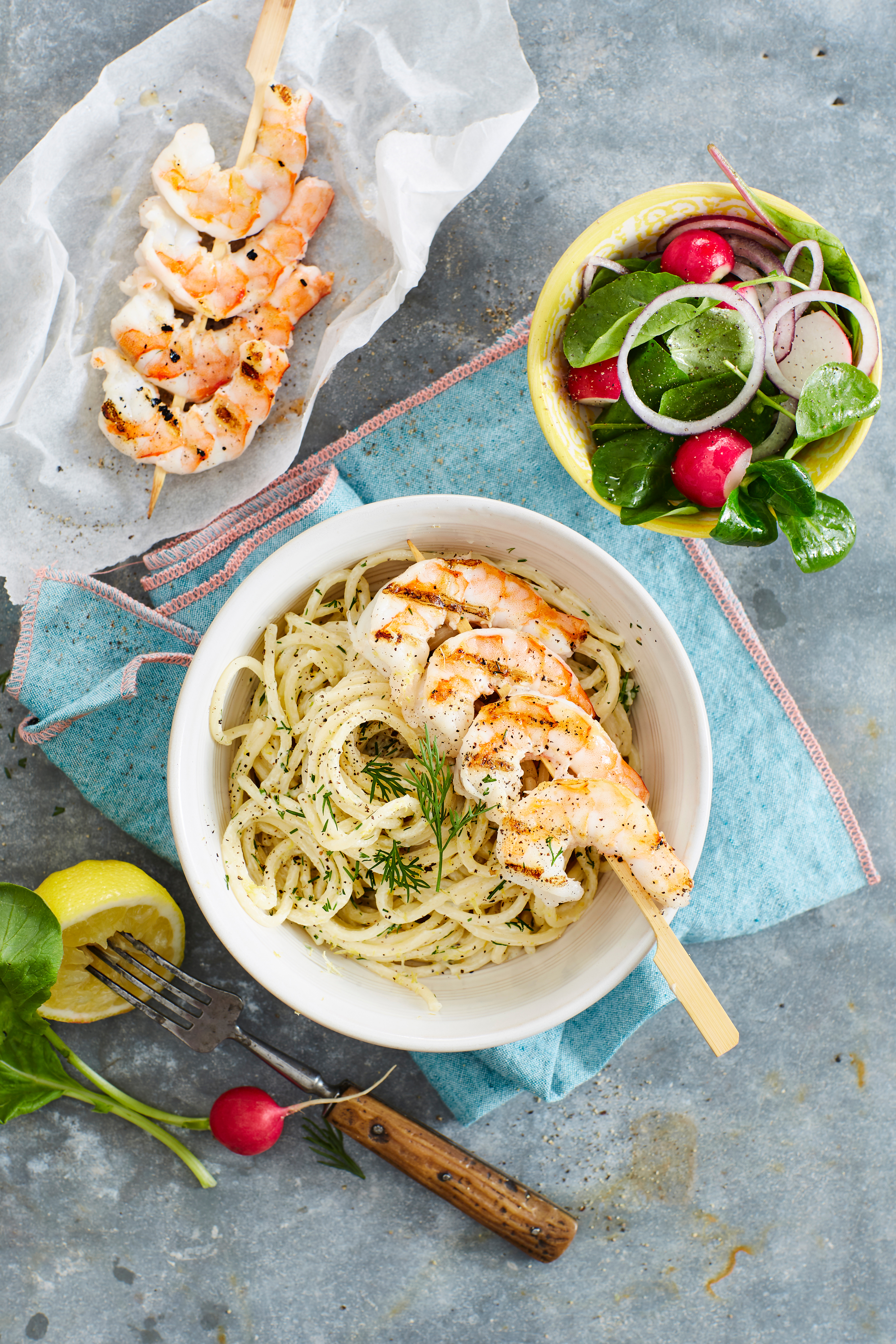 Romige citroenspaghetti met garnalenspies