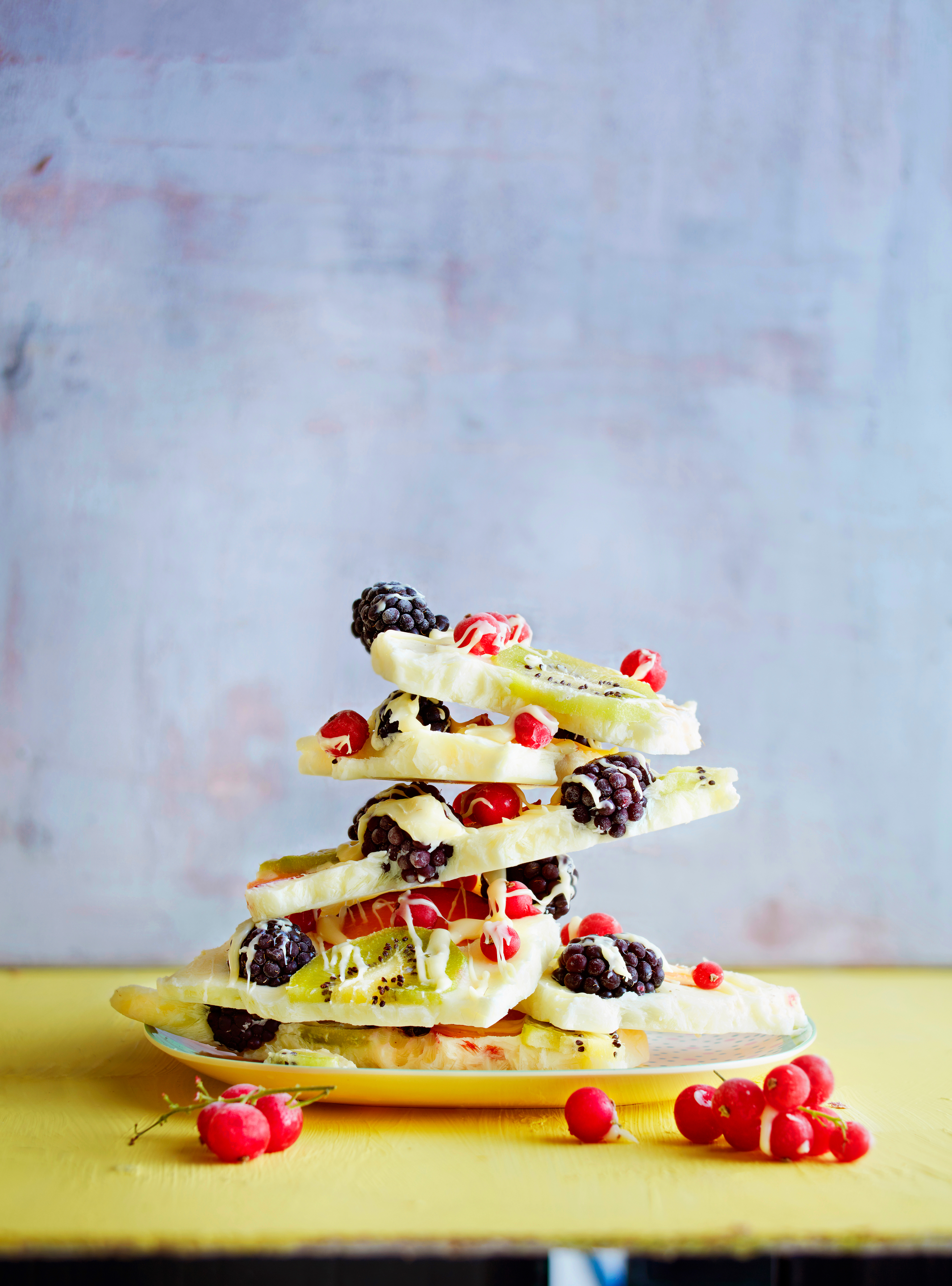 Yoghurt-fruitplakken met witte chocolade