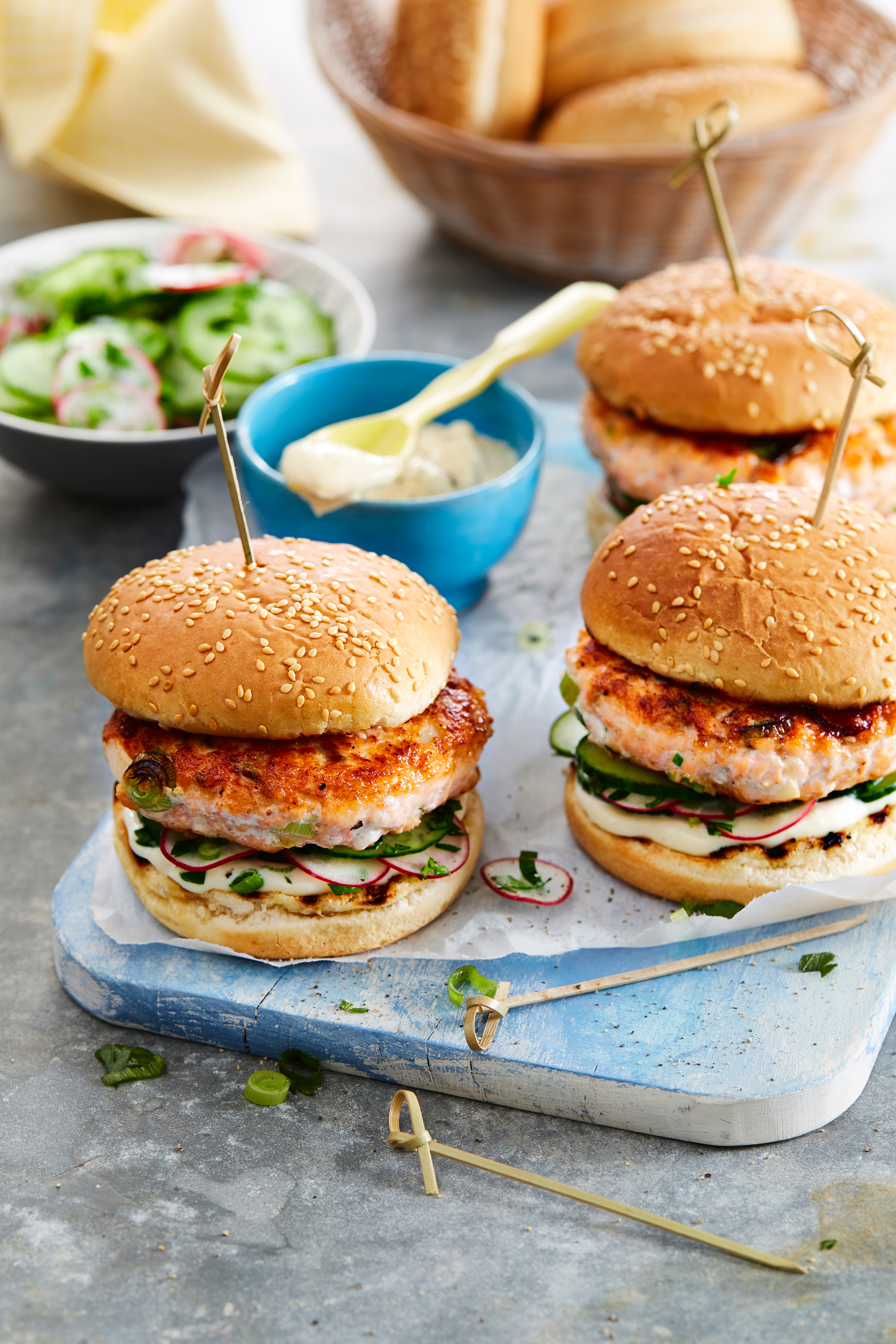 Zalmburger met pittige mayo en komkommersalade