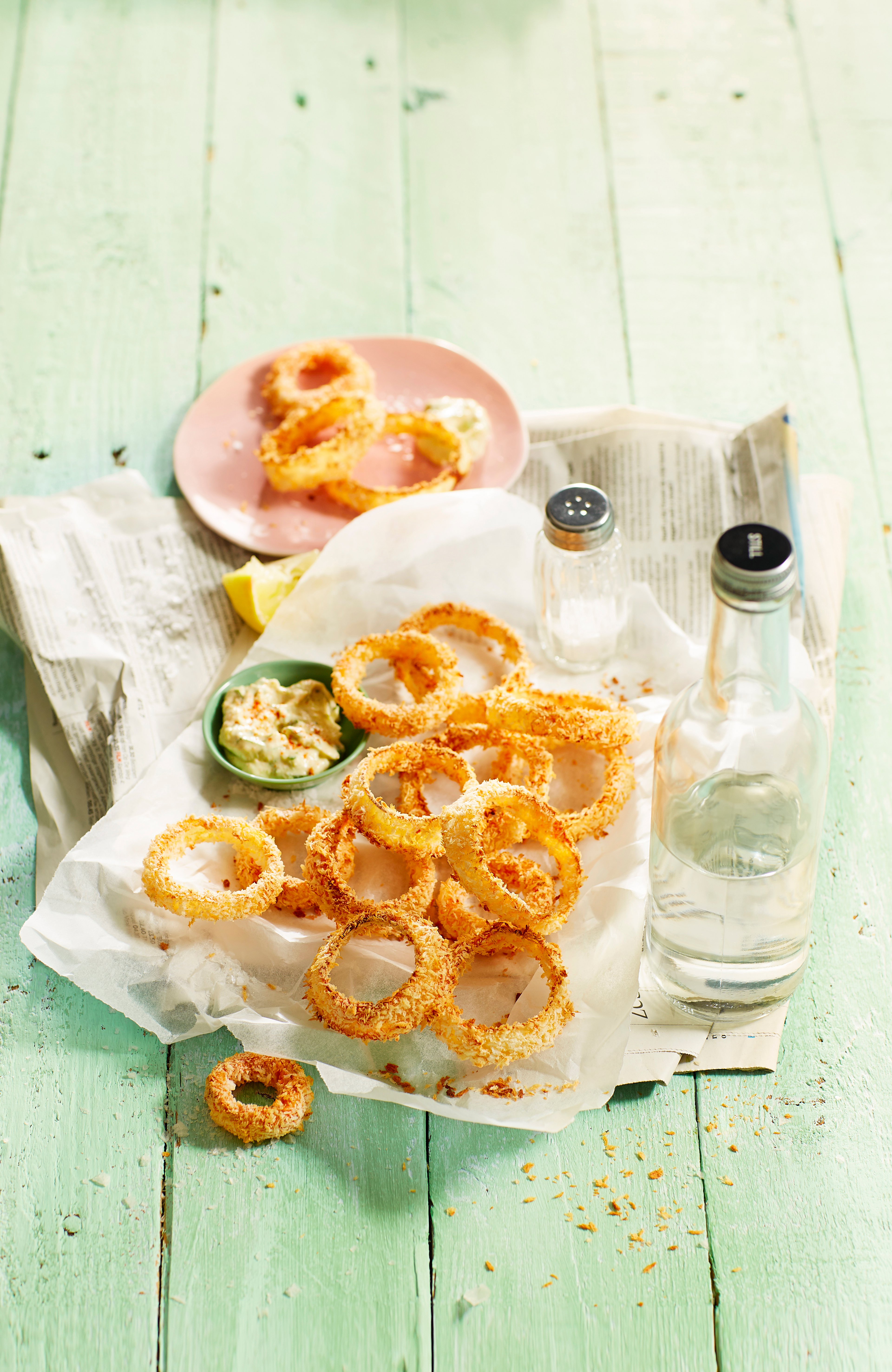 Krokante uienringen met yoghurt-avocadodip