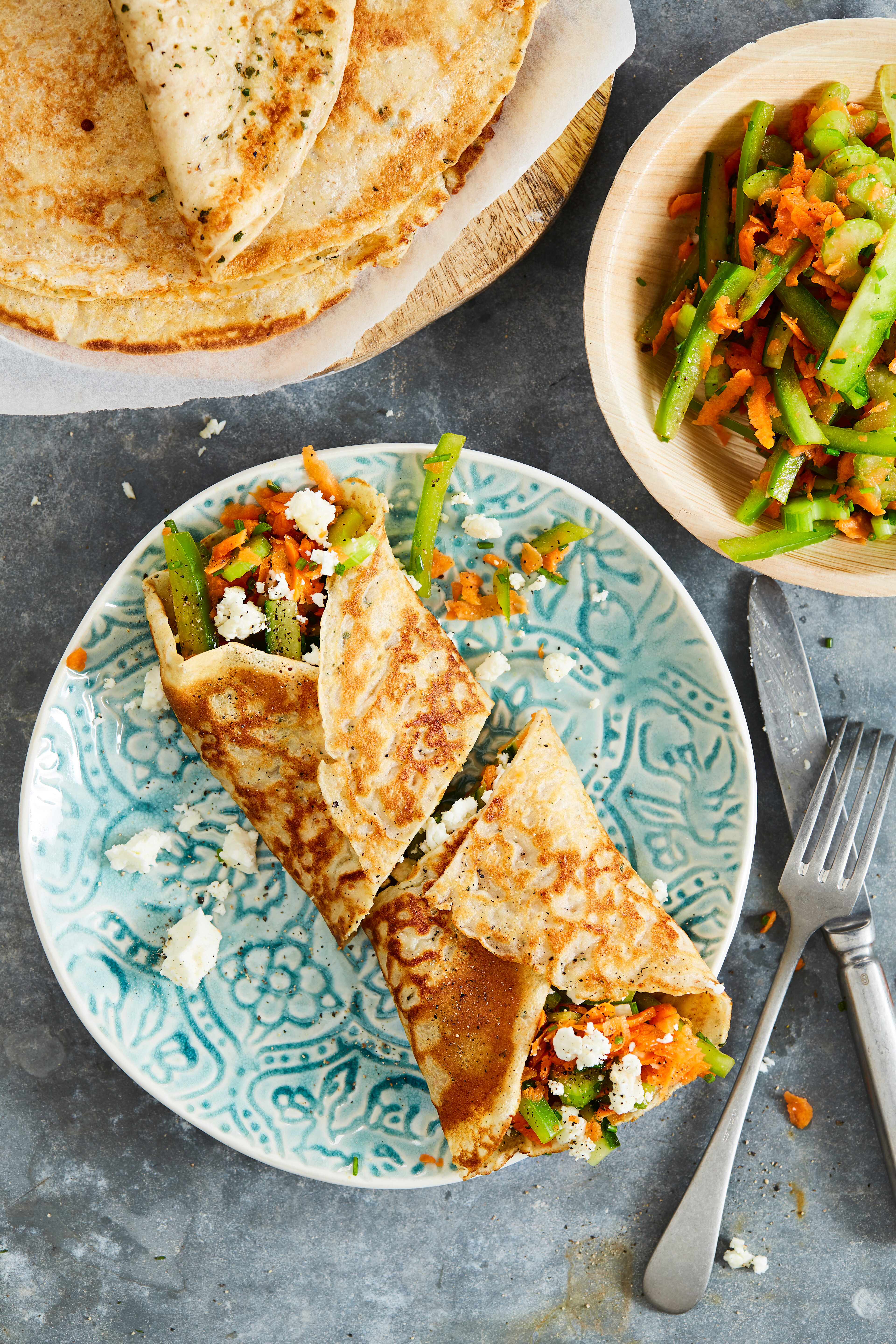 Pannenkoekrol met feta en rauwkost