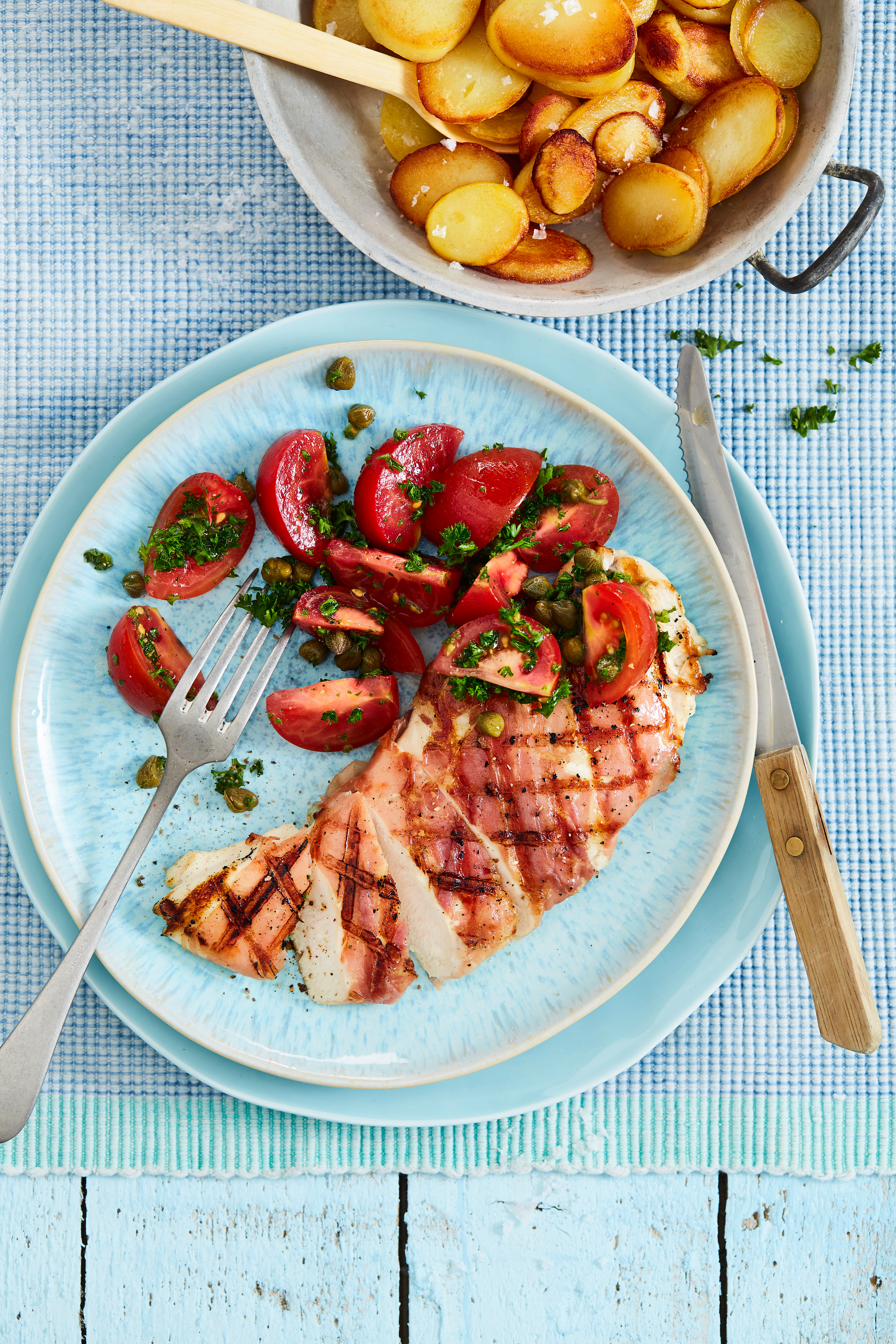 Gegrilde kipschnitzel met parmaham en tomatensalade