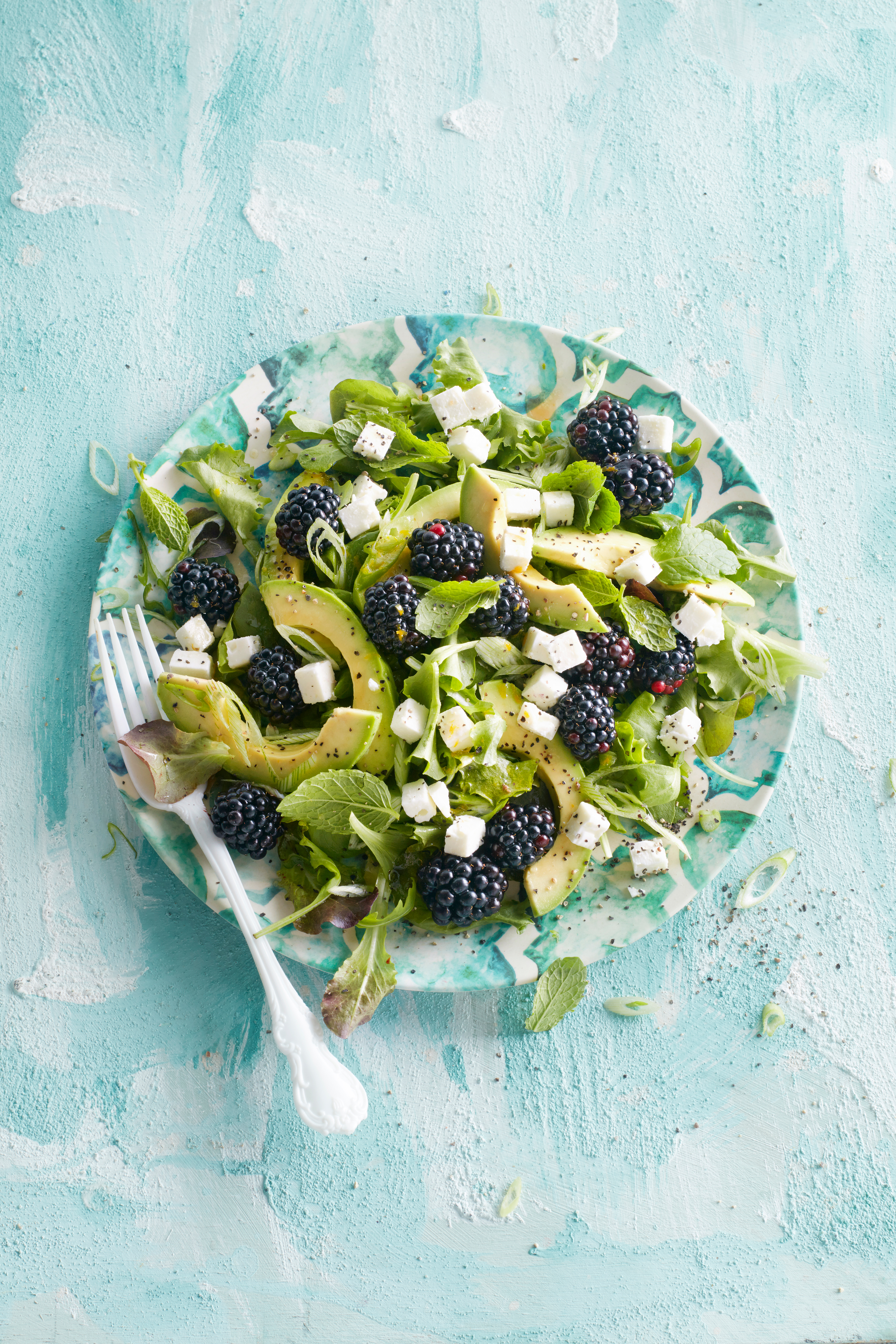 Groene salade met bramen, avocado en rodevruchtendressing