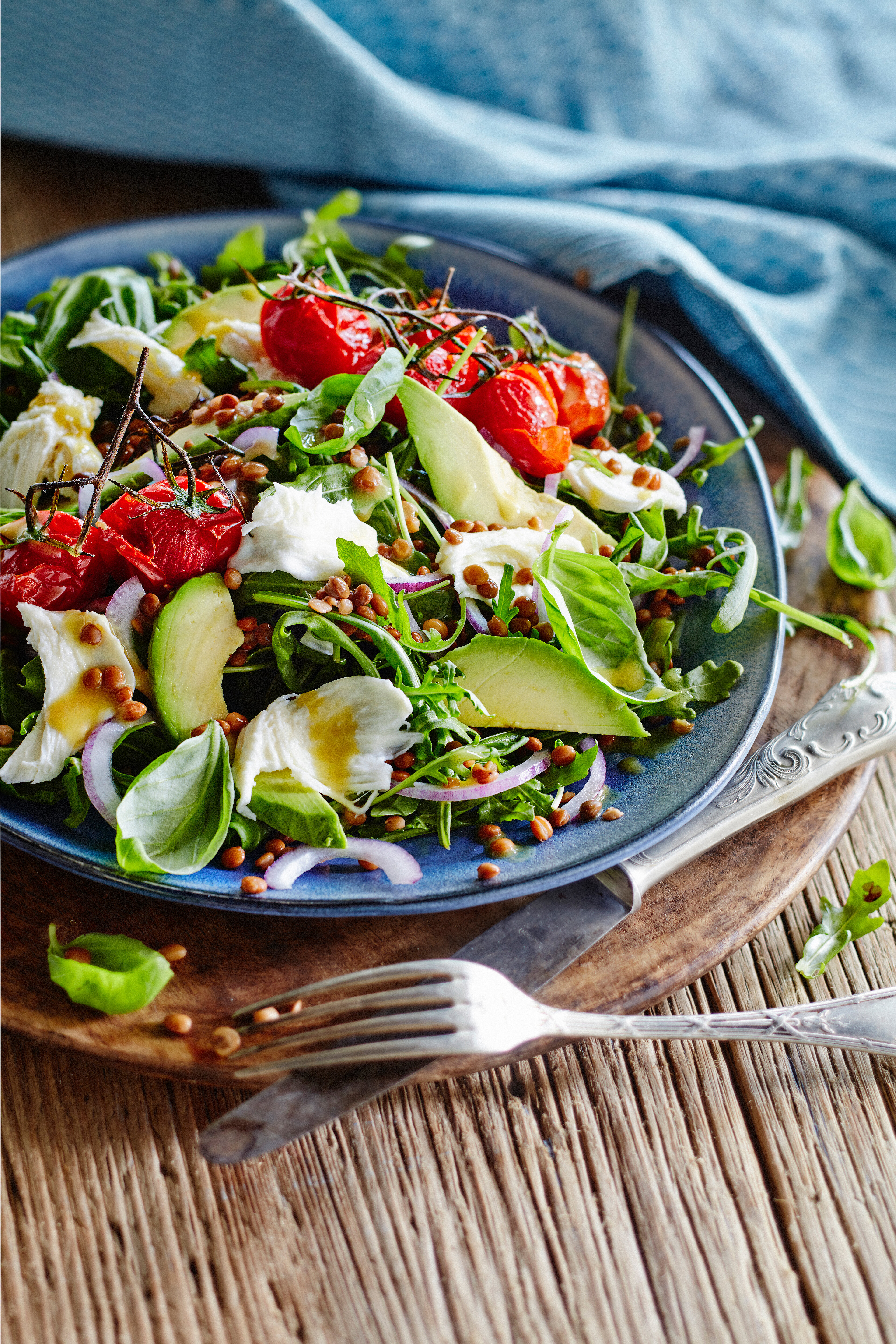 Linzensalade met mozzarella en gepofte tomaatjes