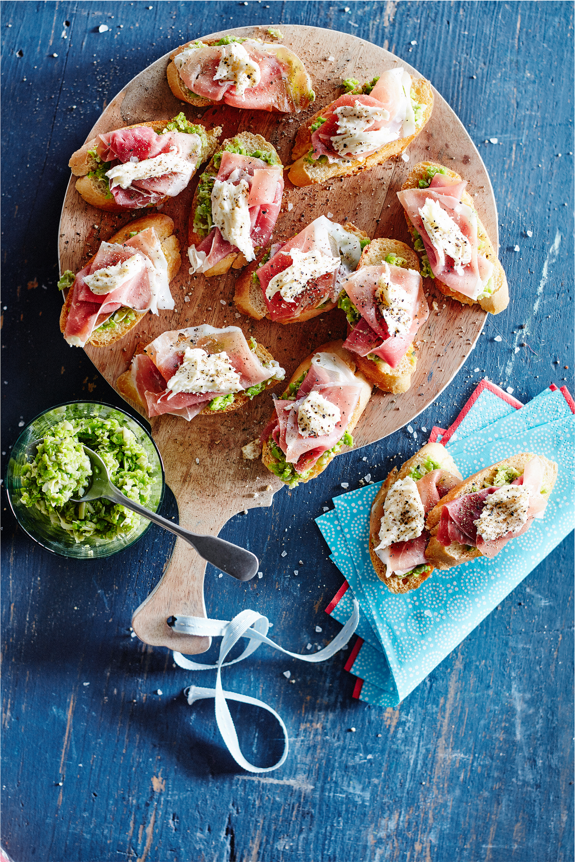 Crostini met mozzarella, tuinbonen en parmaham