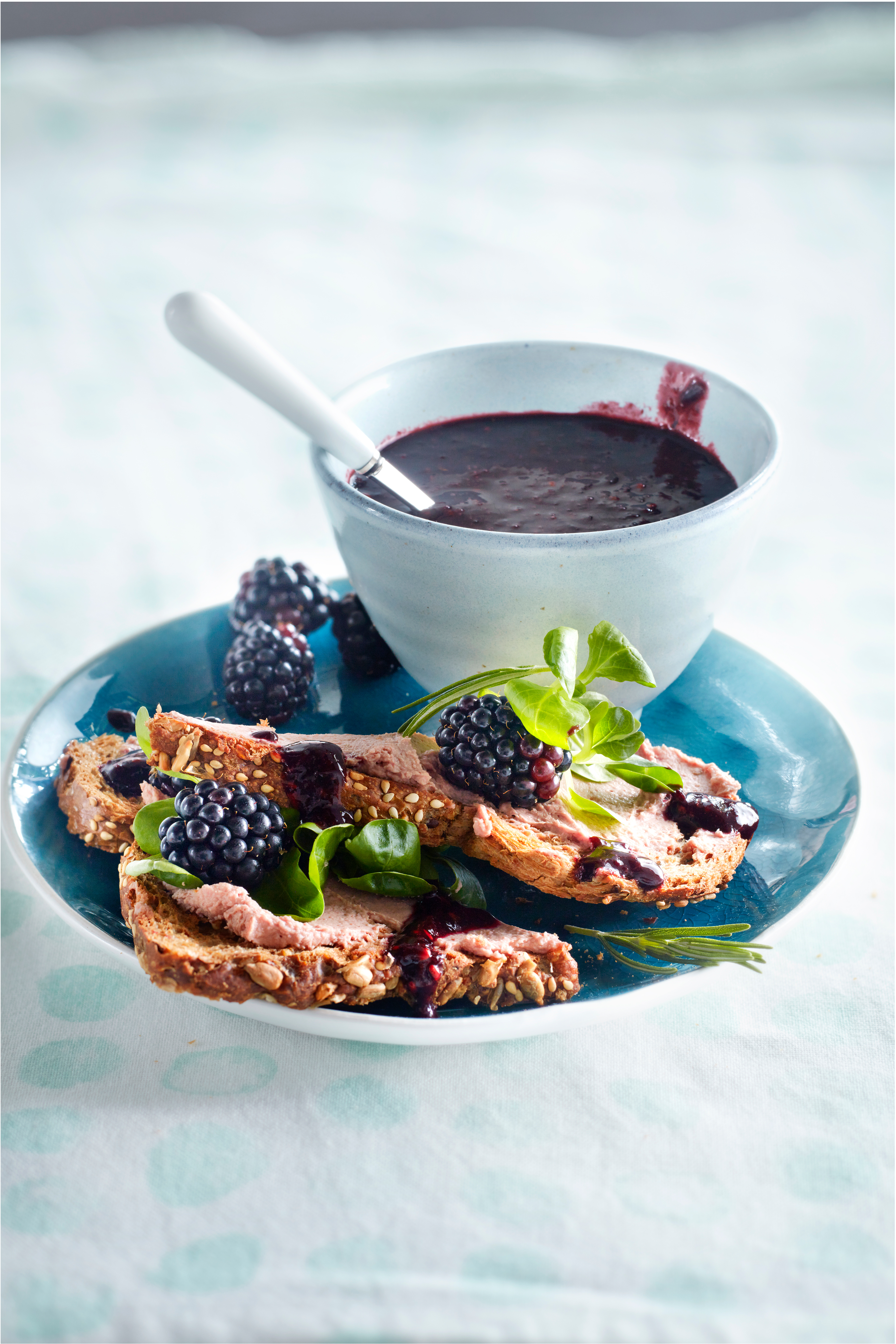 Paté met bramen-rozemarijnsaus