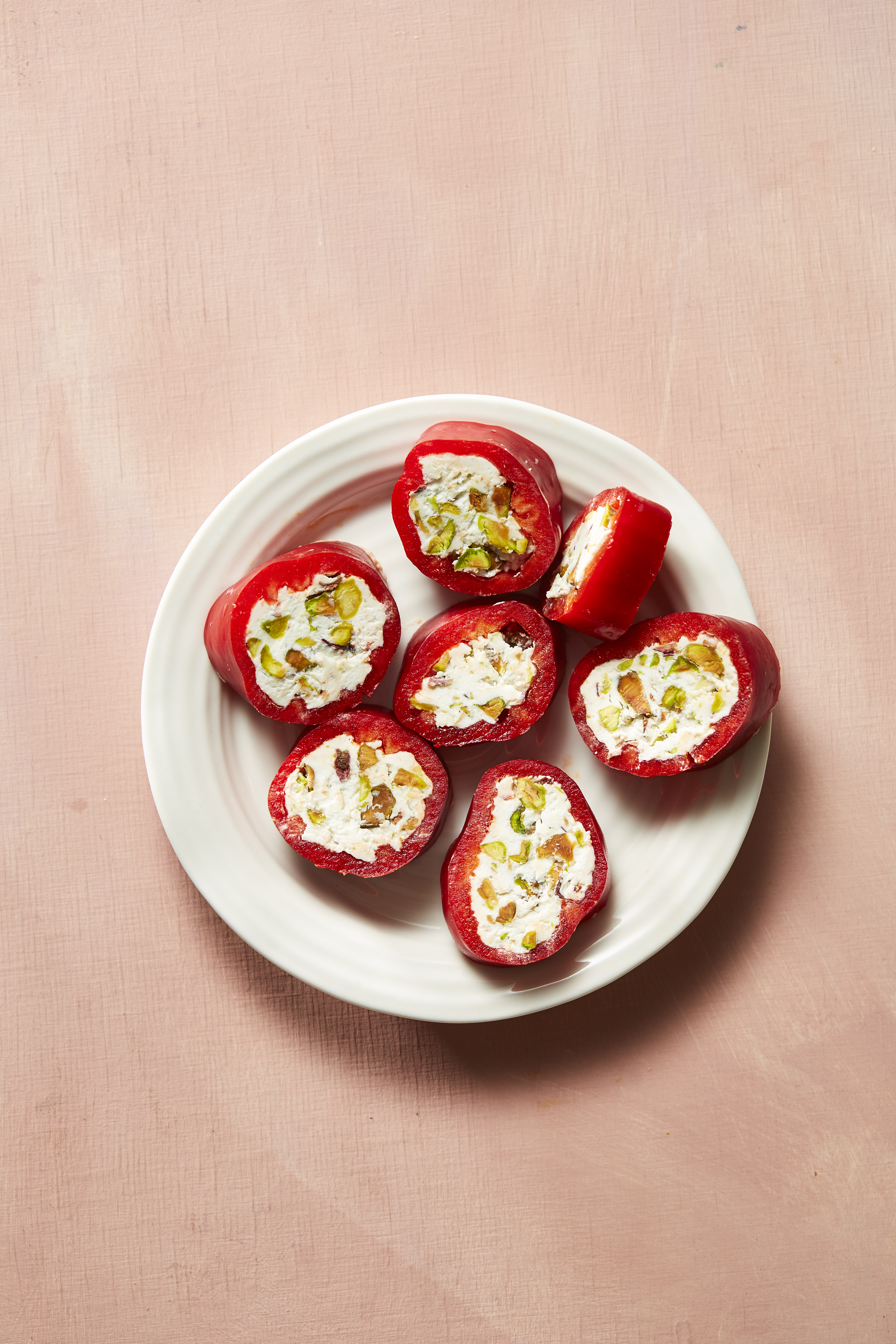 Puntpaprika met geitenkaas en pistache