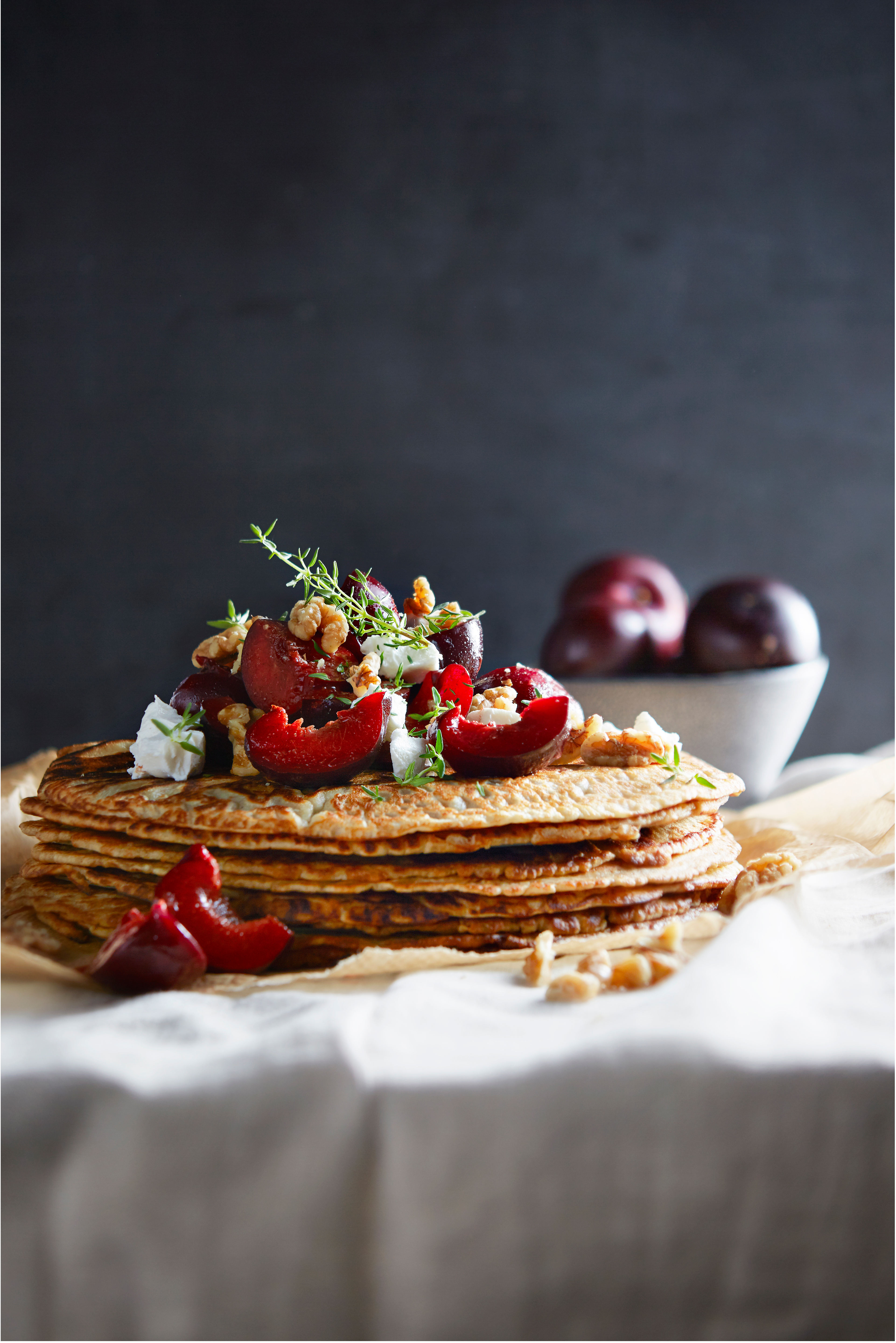 Volkorenpannenkoeken met pruimen, geitenkaas en walnoten