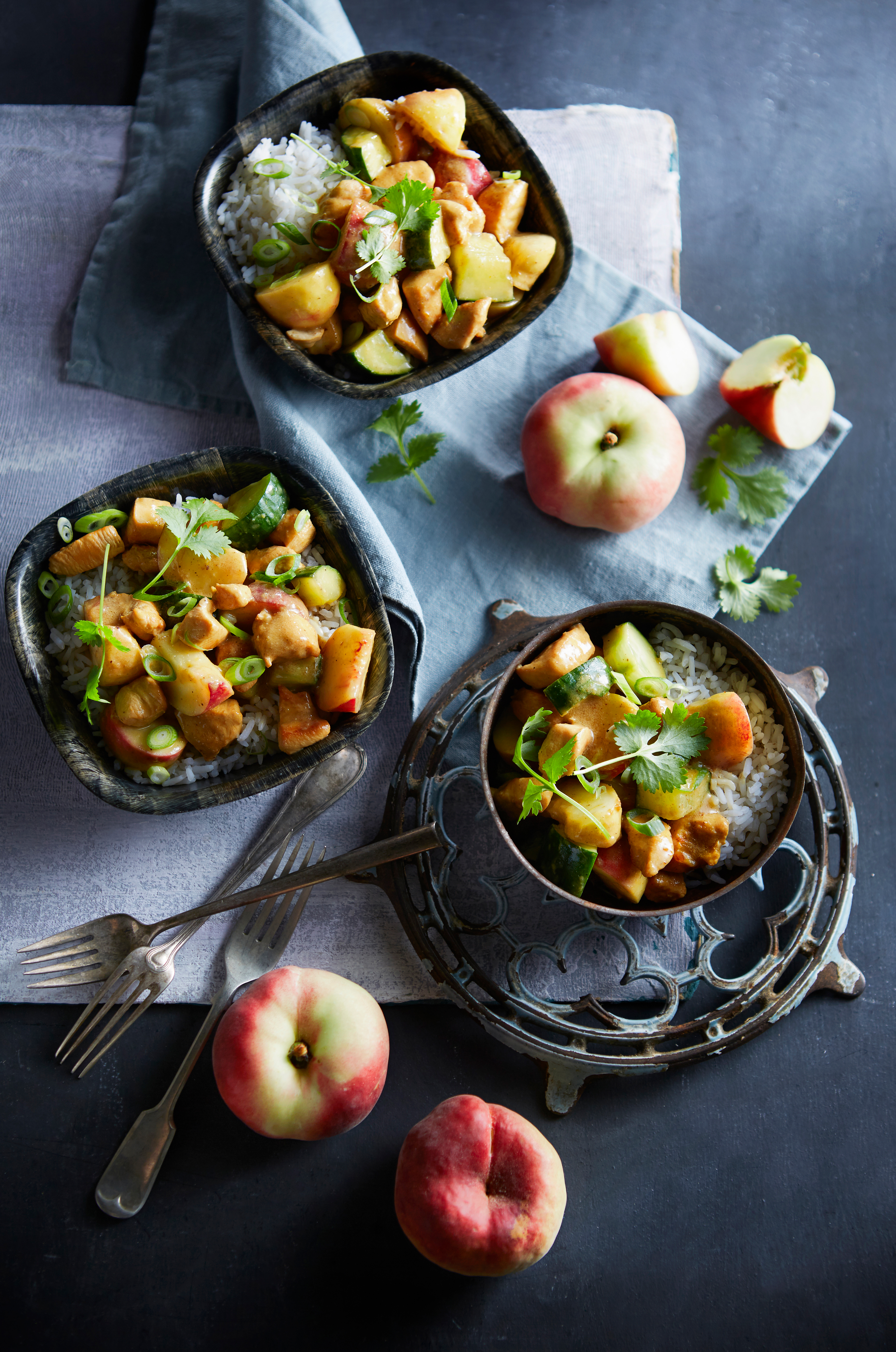 Thaise curry met perzik en komkommer