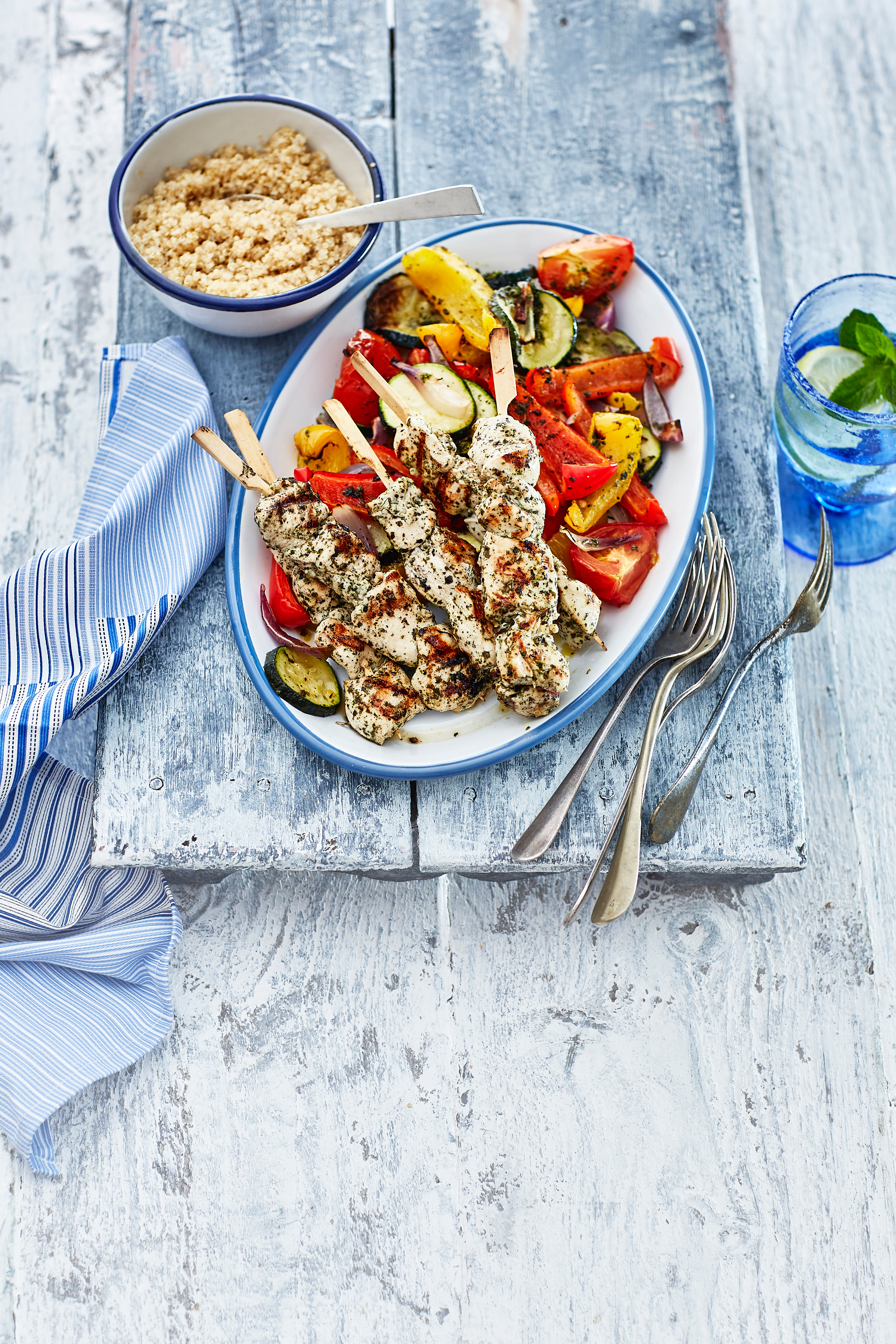 Kip souvlaki met geroosterde groenten