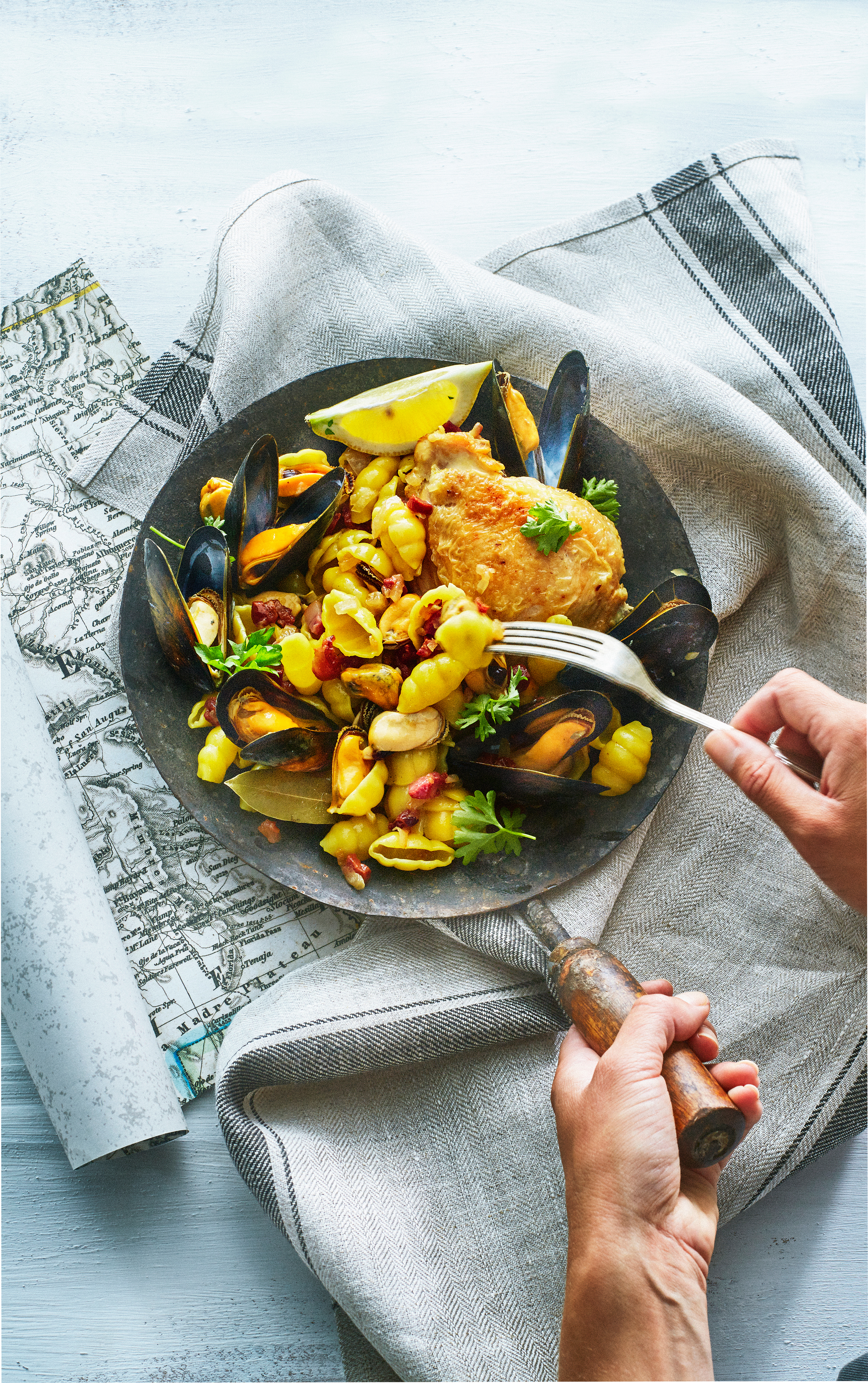 Saffraanpasta met mosselen en kip