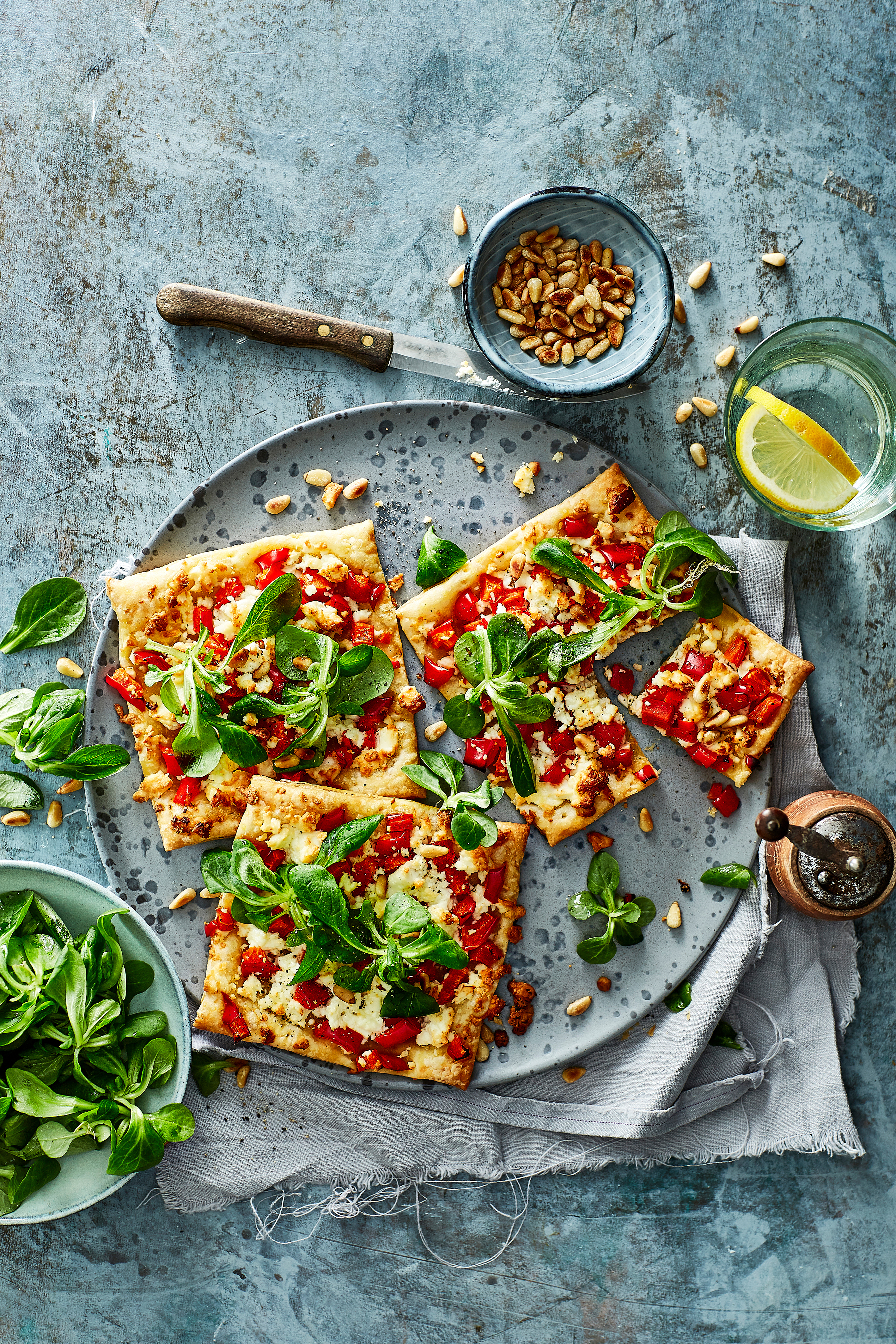 Bladerdeegtaartje met feta en paprika