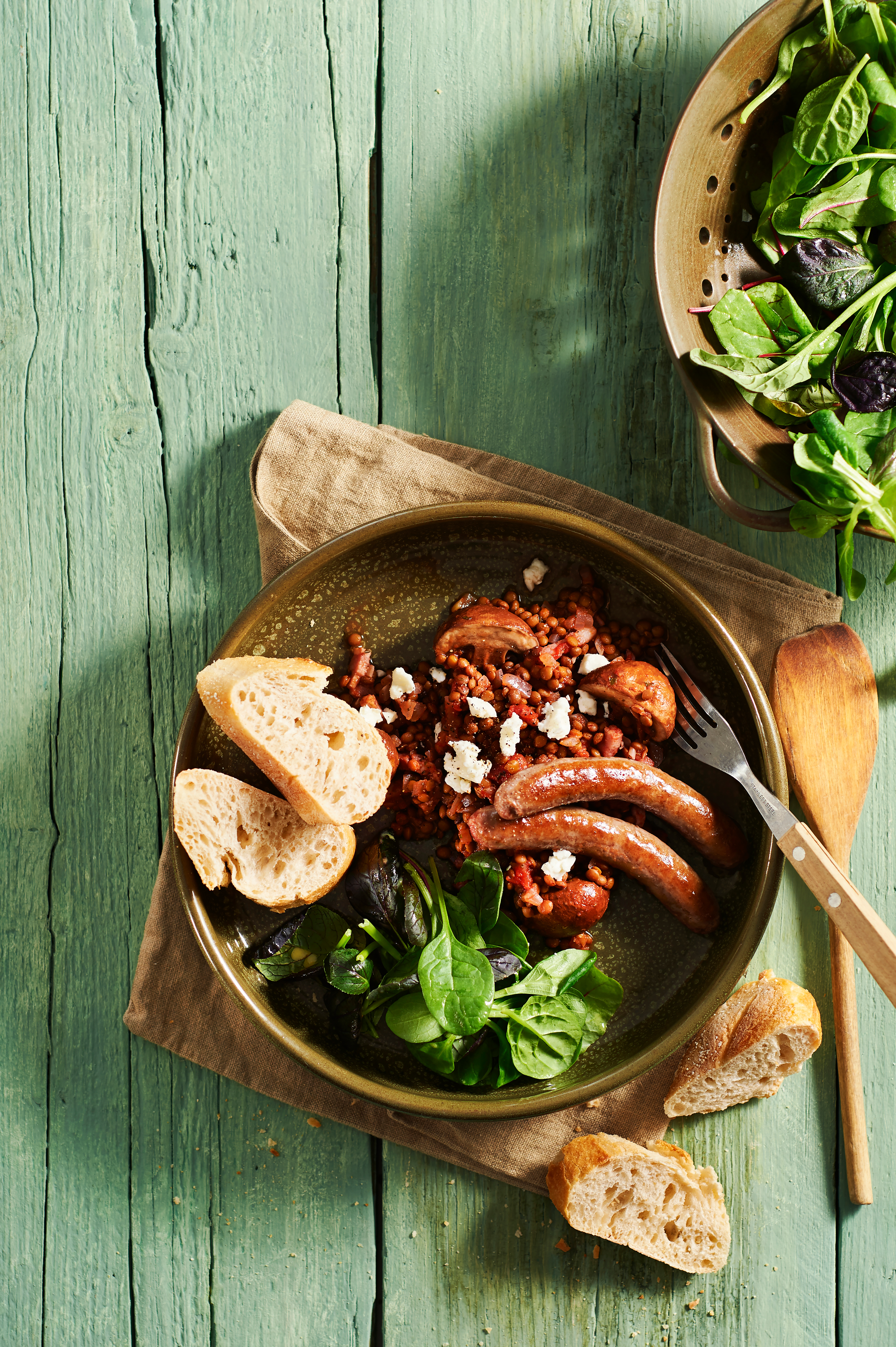 Linzenschotel met paddenstoelen en worstjes