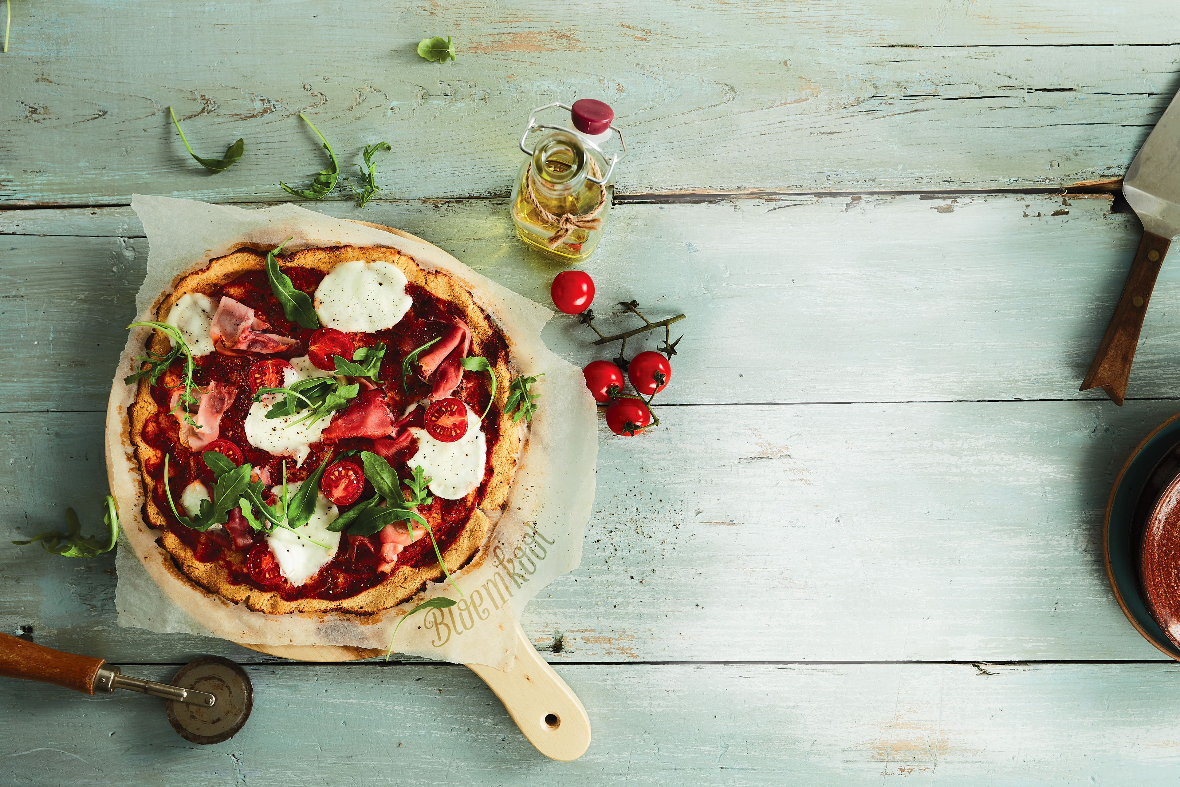 Bloemkoolpizza met mozzarella en rauwe ham